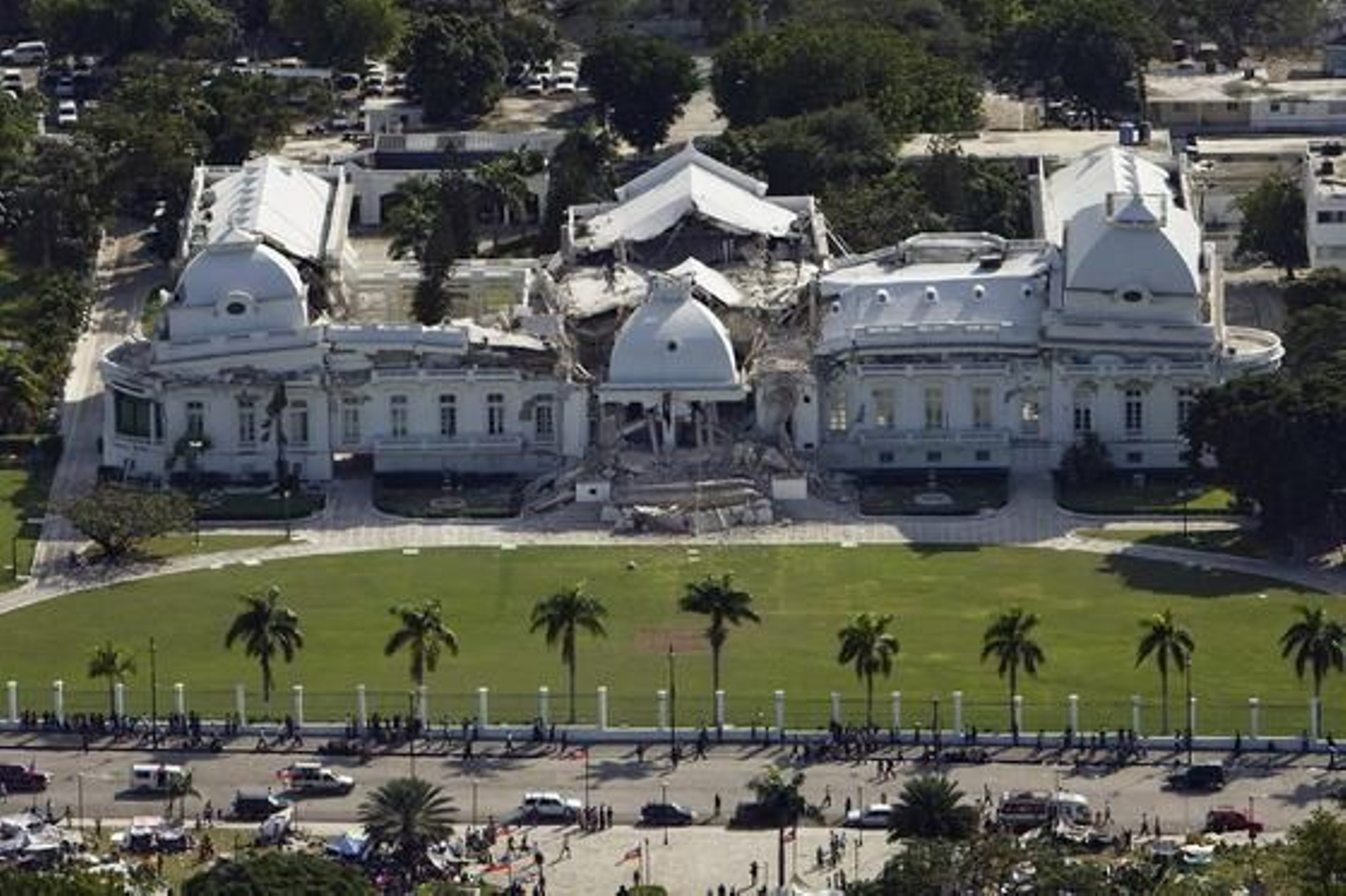 El Palacio Nacional de Puerto Príncipe, devastado.

Foto: Agencias