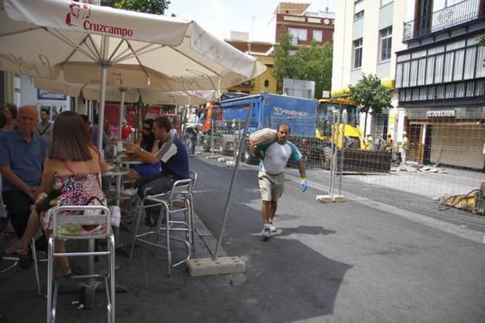 Los operarios ya han comenzado con los trabajos para peatonalizar la calle San Jacinto.

Foto: Belén Vargas