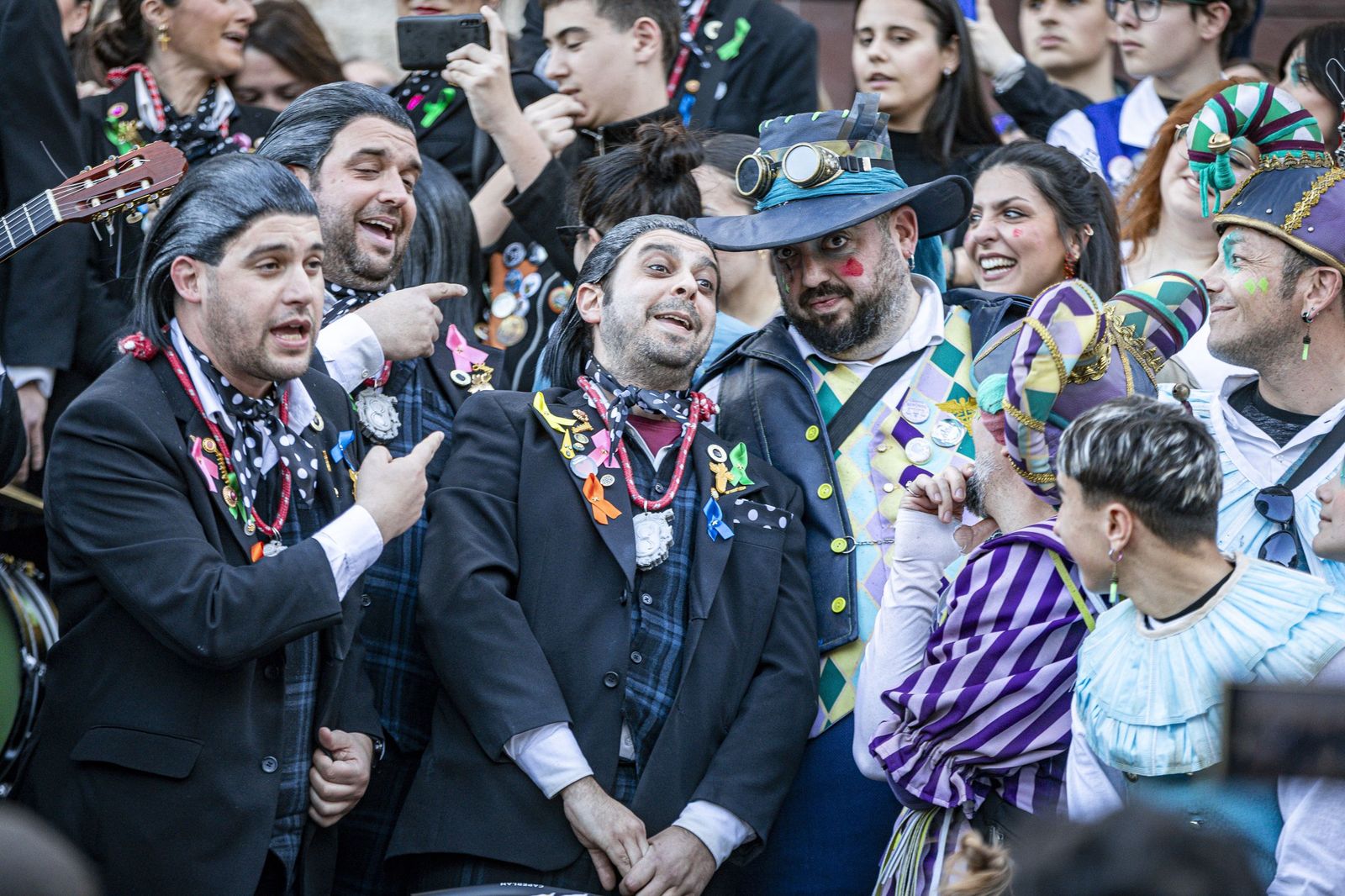 El multitudinario encuentro entre los dos primeros premios del Carnaval de Cádiz, en imágenes