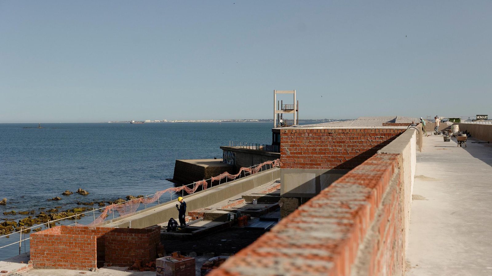 Paseo público elevado, con unas imponentes vistas a la Bahía.