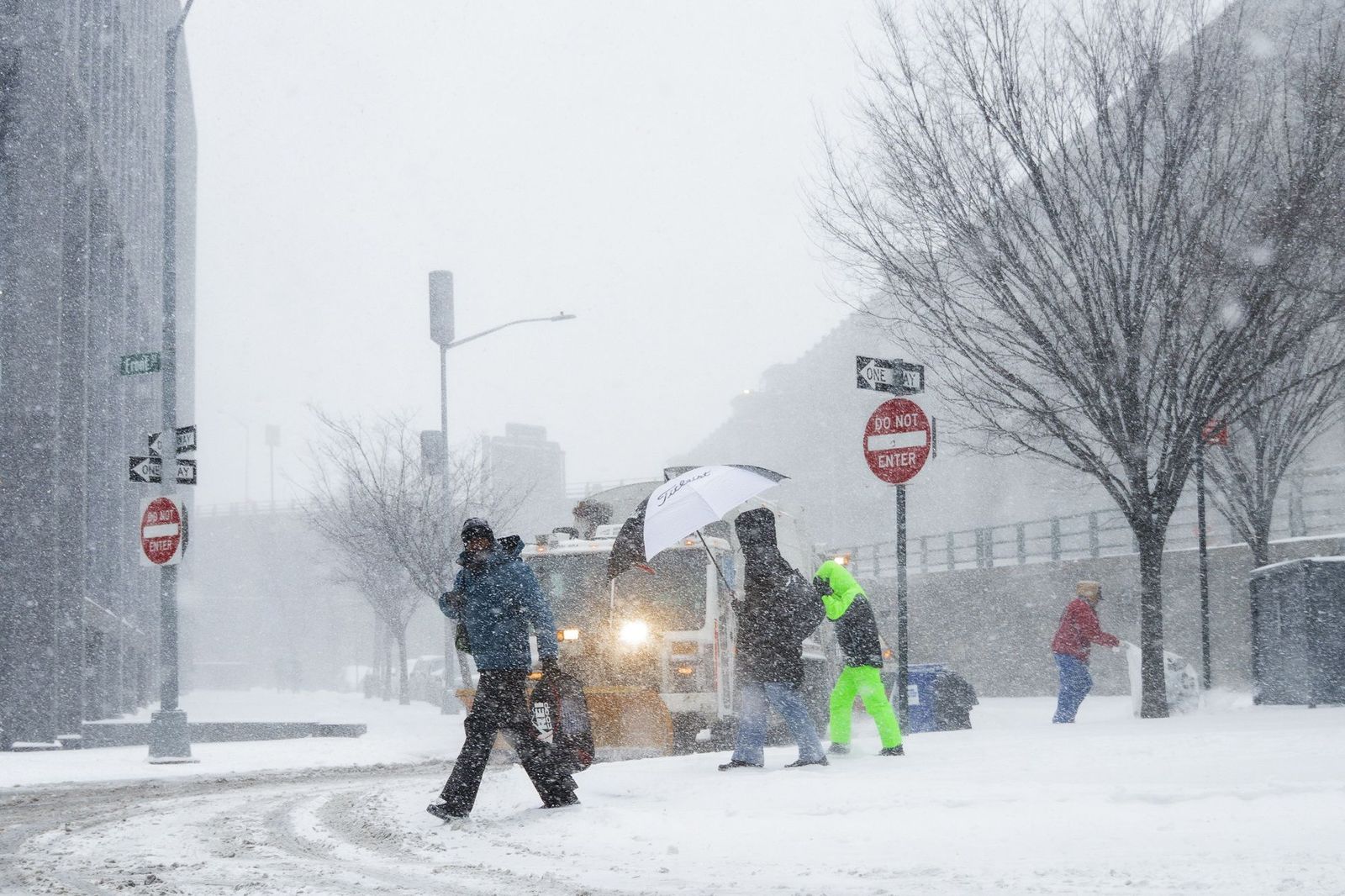 Las gélidas y blancas imágenes que deja la tormenta monstruosa en los EEUU