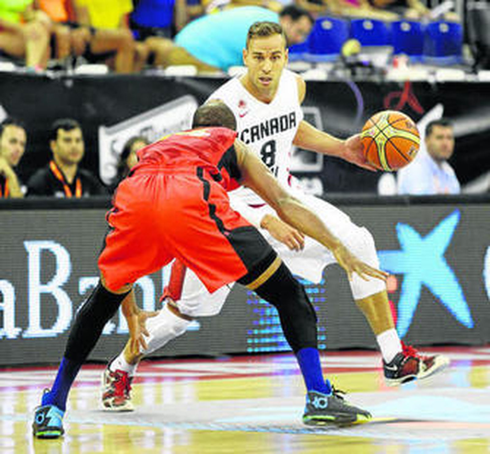 El canadiense Carl English encara al angoleño Milton Barros durante el amistoso de ayer en Granada.