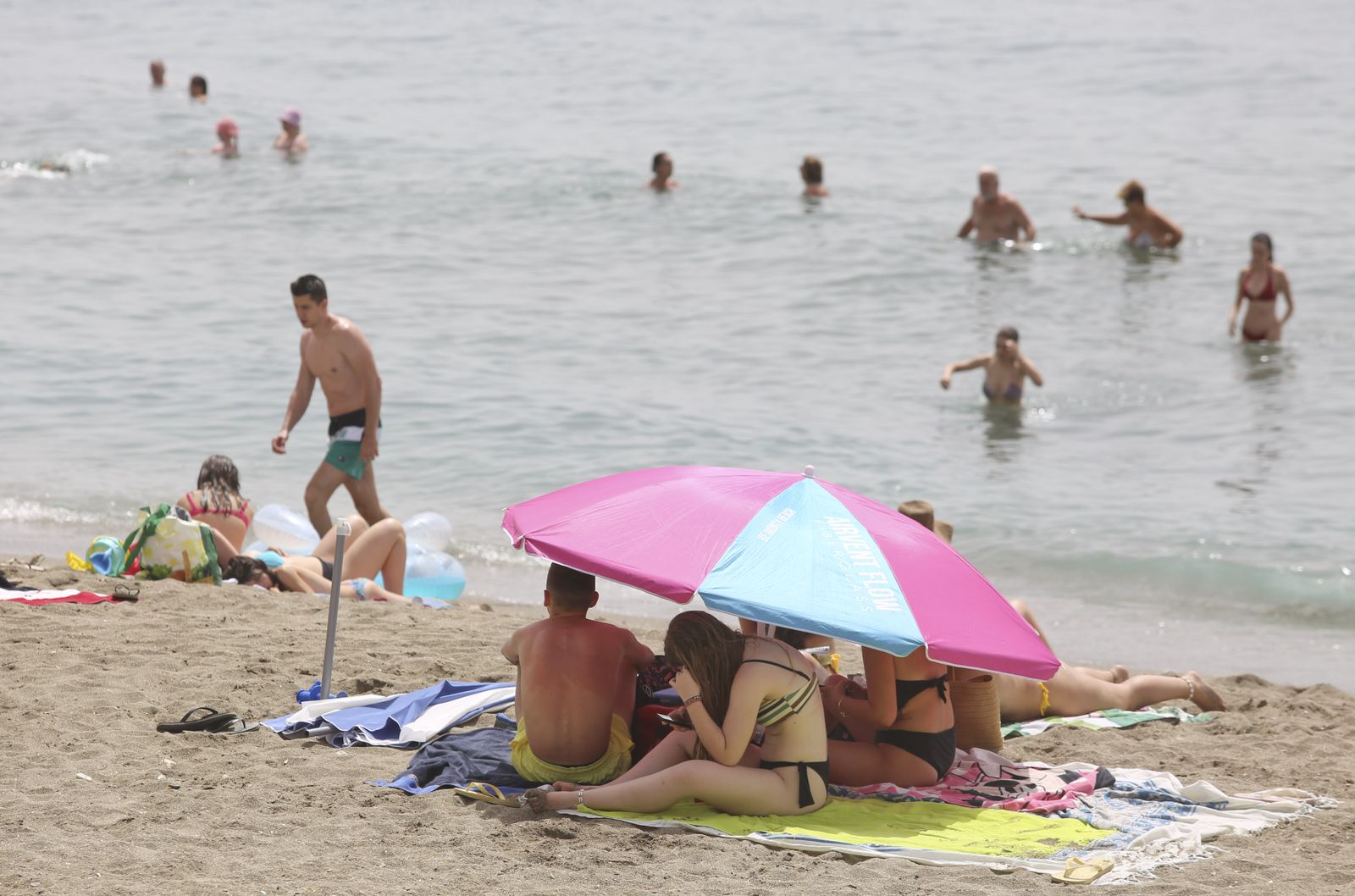 Bañistas en una playa de Málaga.