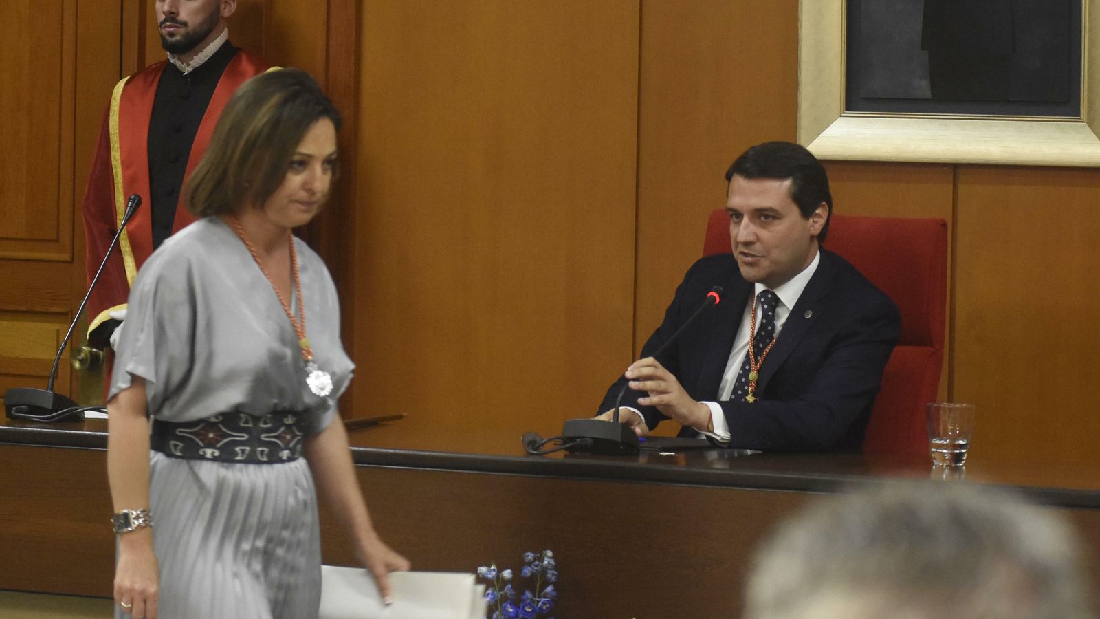 Ambrosio pasa por delante de Bellido durante el pleno de investidura.