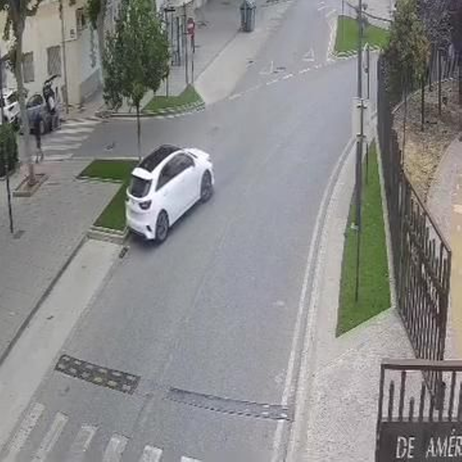 Entra en una rotonda en sentido contrario para aparcar