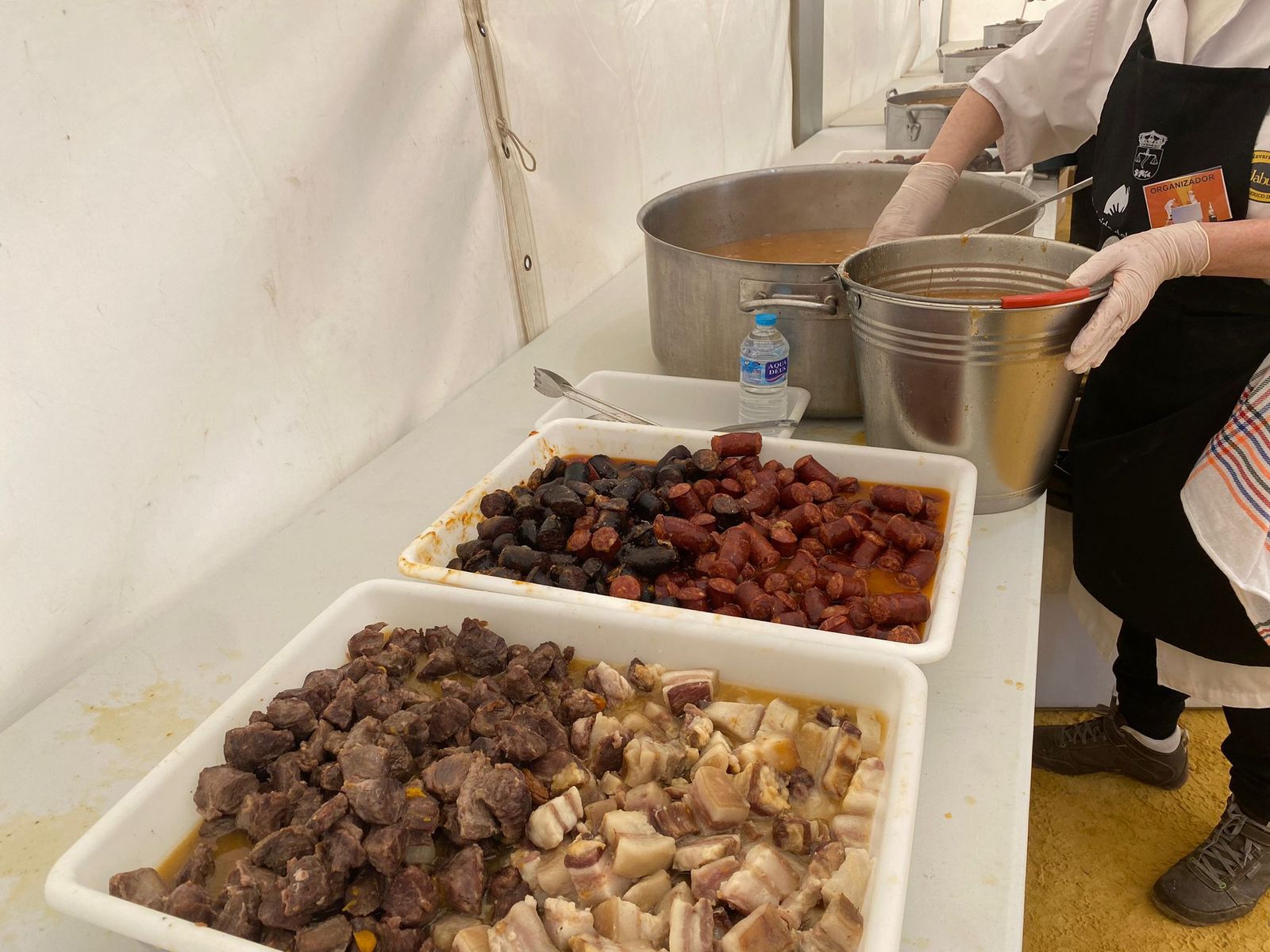 El mayor cocido del mundo cocinado en Jabugo, en imágenes.