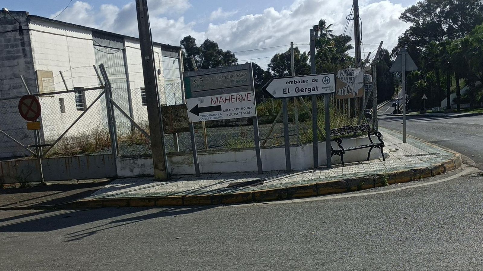 Esta señal, en Guillena, nos indica cuando girar a la izquierda para ir al embalse.