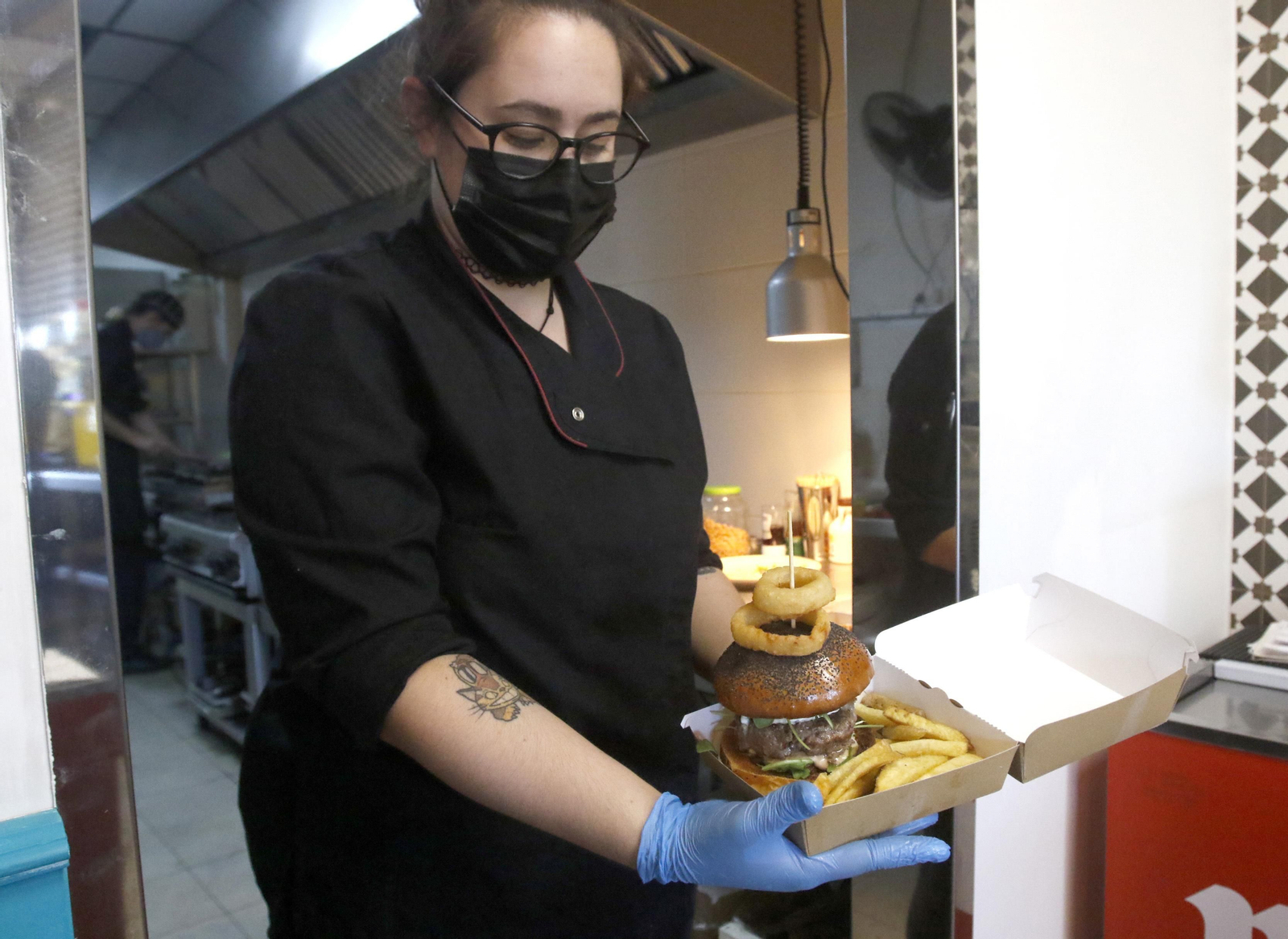 Recoger comida en los bares hasta las 21:30, la única nueva medida de la Junta que afecta a Granada