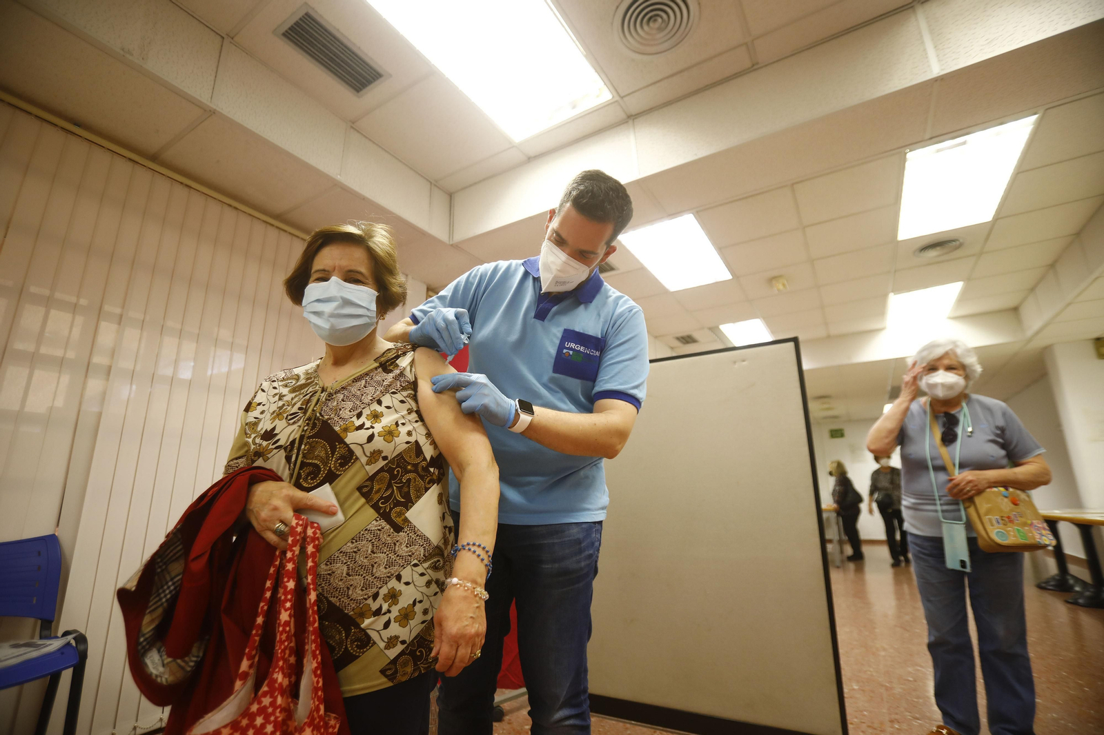 El comienzo de la vacunación a la población de 70 a 79 años de Córdoba, en fotografías