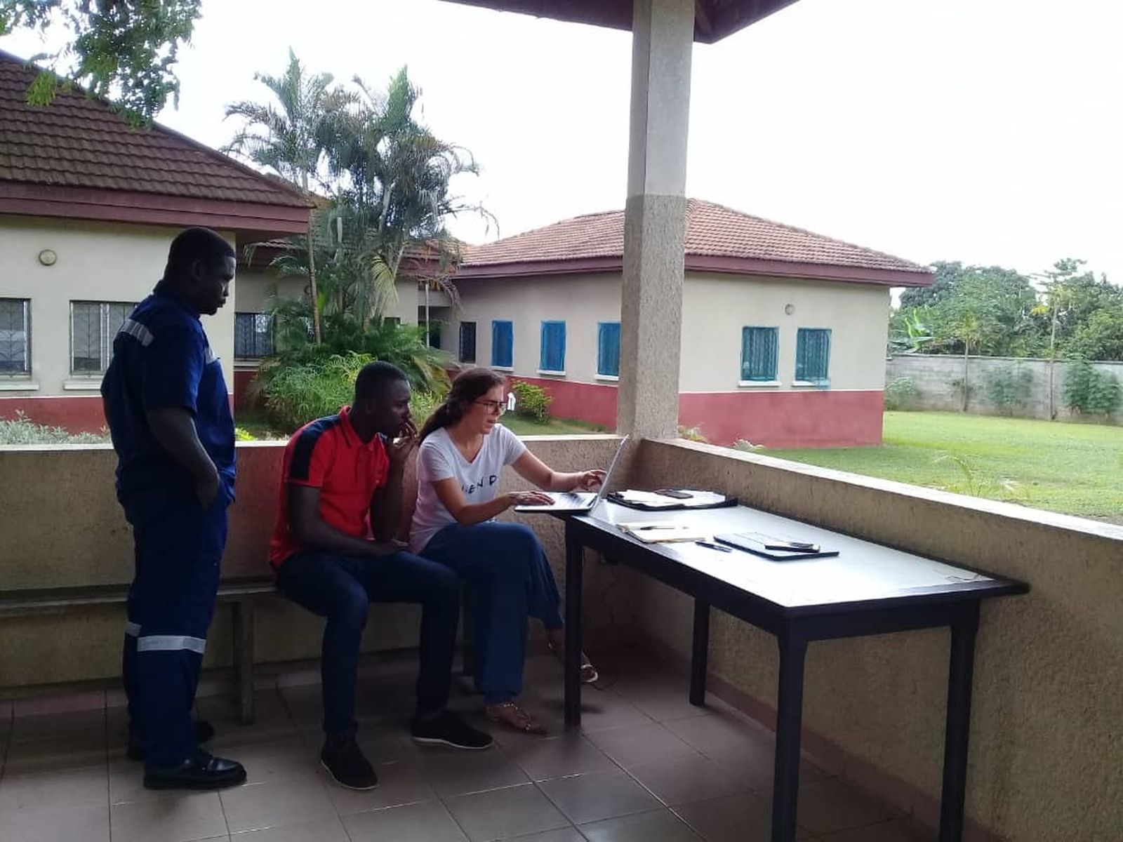 La Asociación Filosolar colabora en Ilomba (el centro médico en Costa de Marfil) con técnicos locales para la planificación de la instalación fotovoltaica.
