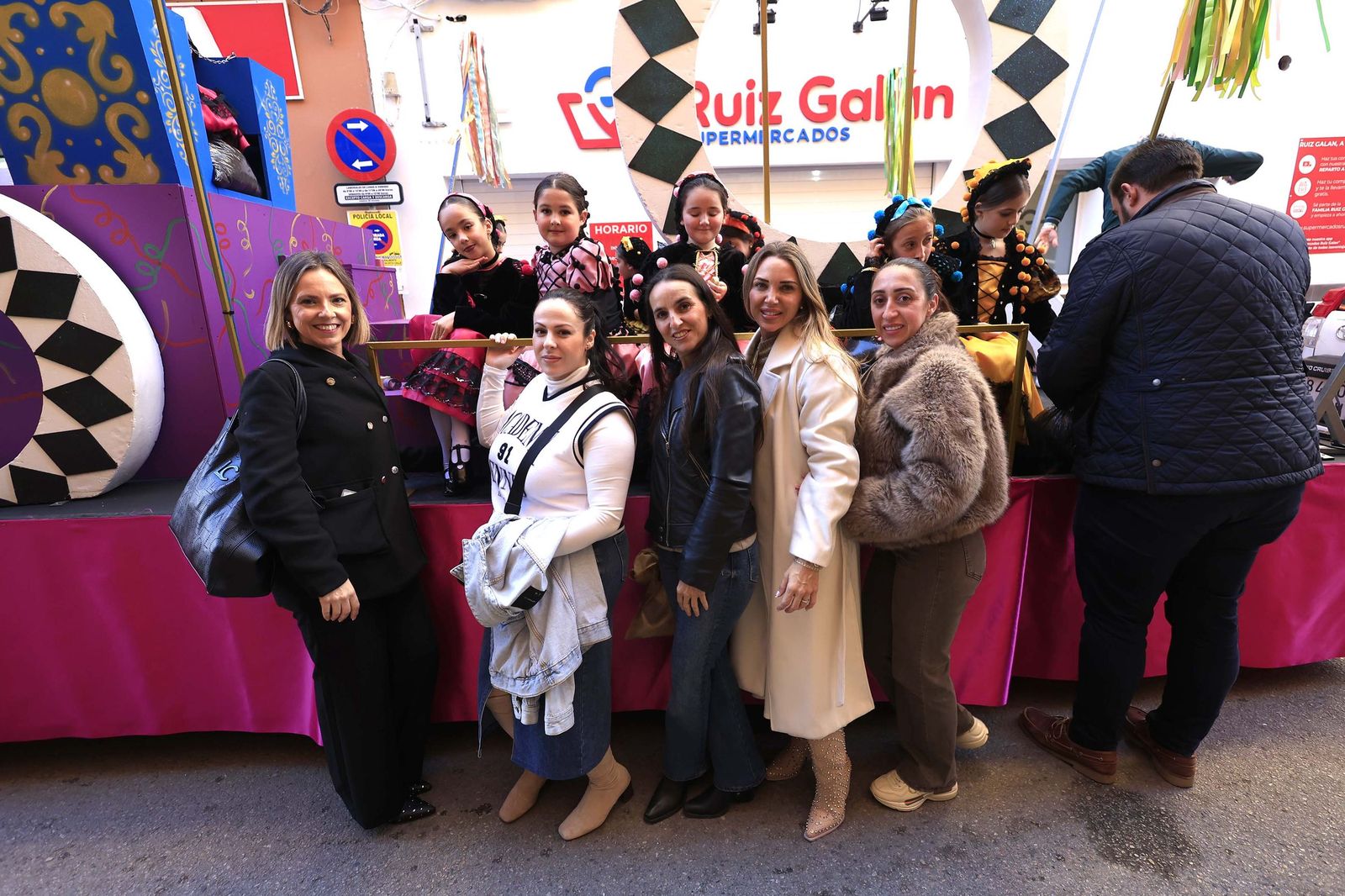 Búscate en las fotos de la cabalgata del Carnaval de La Línea 2026