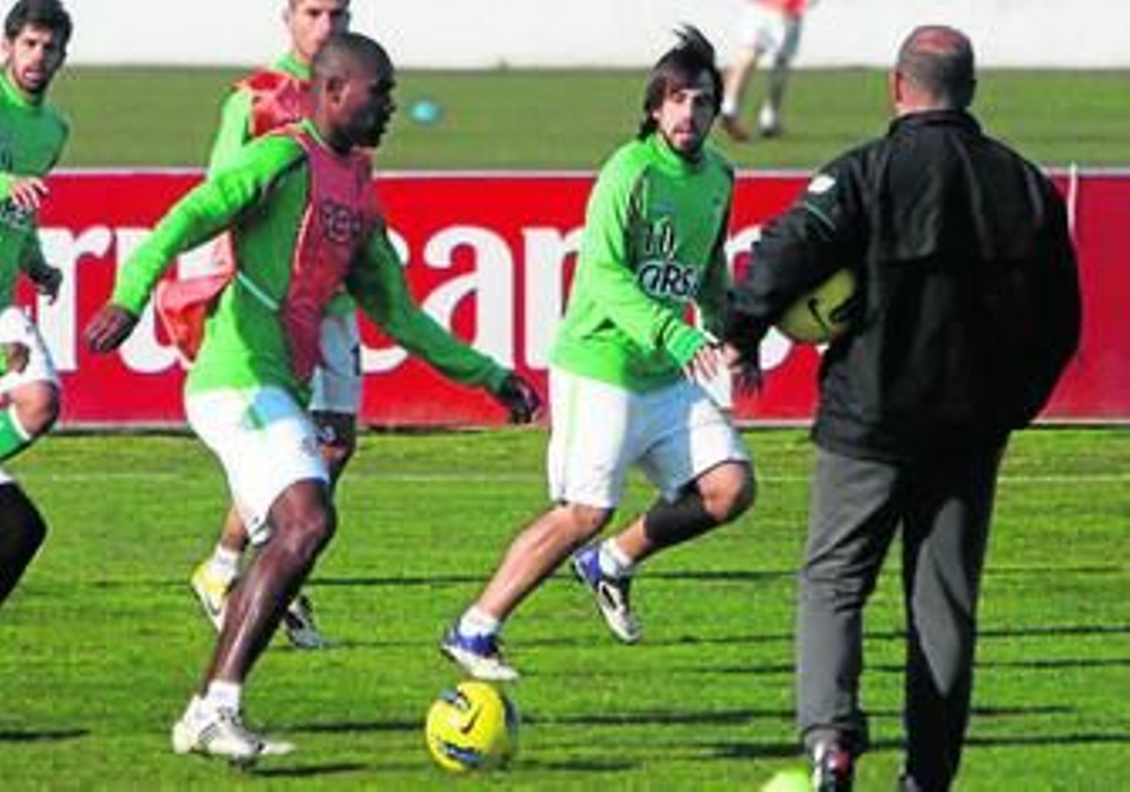 Pepe Mel observa a Paulao y Beñat en el entrenamiento.