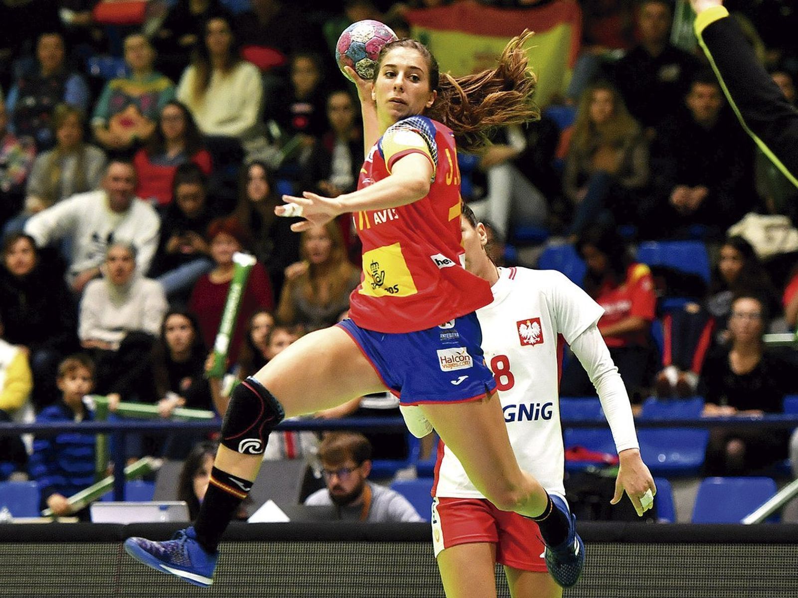 La algecireña Jennifer Gutiérrez intenta un lanzamiento.