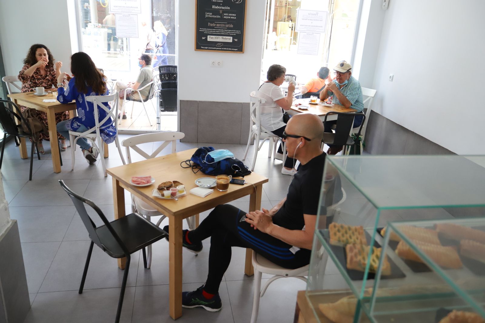 Imágenes de bares y restaurantes de la ciudad de Huelva en el inicio de la fase dos