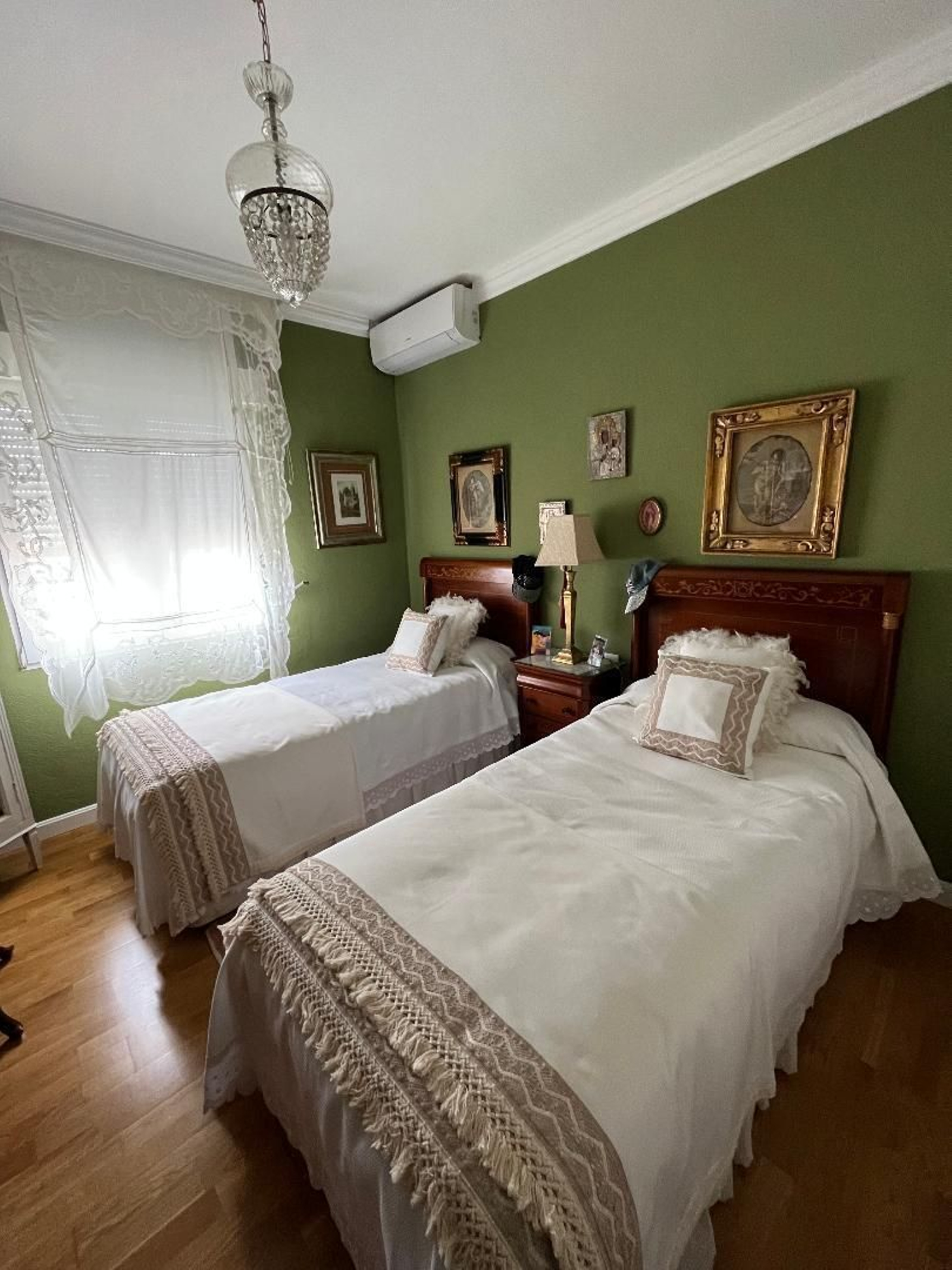 Dormitorio principal en verde oscuro.