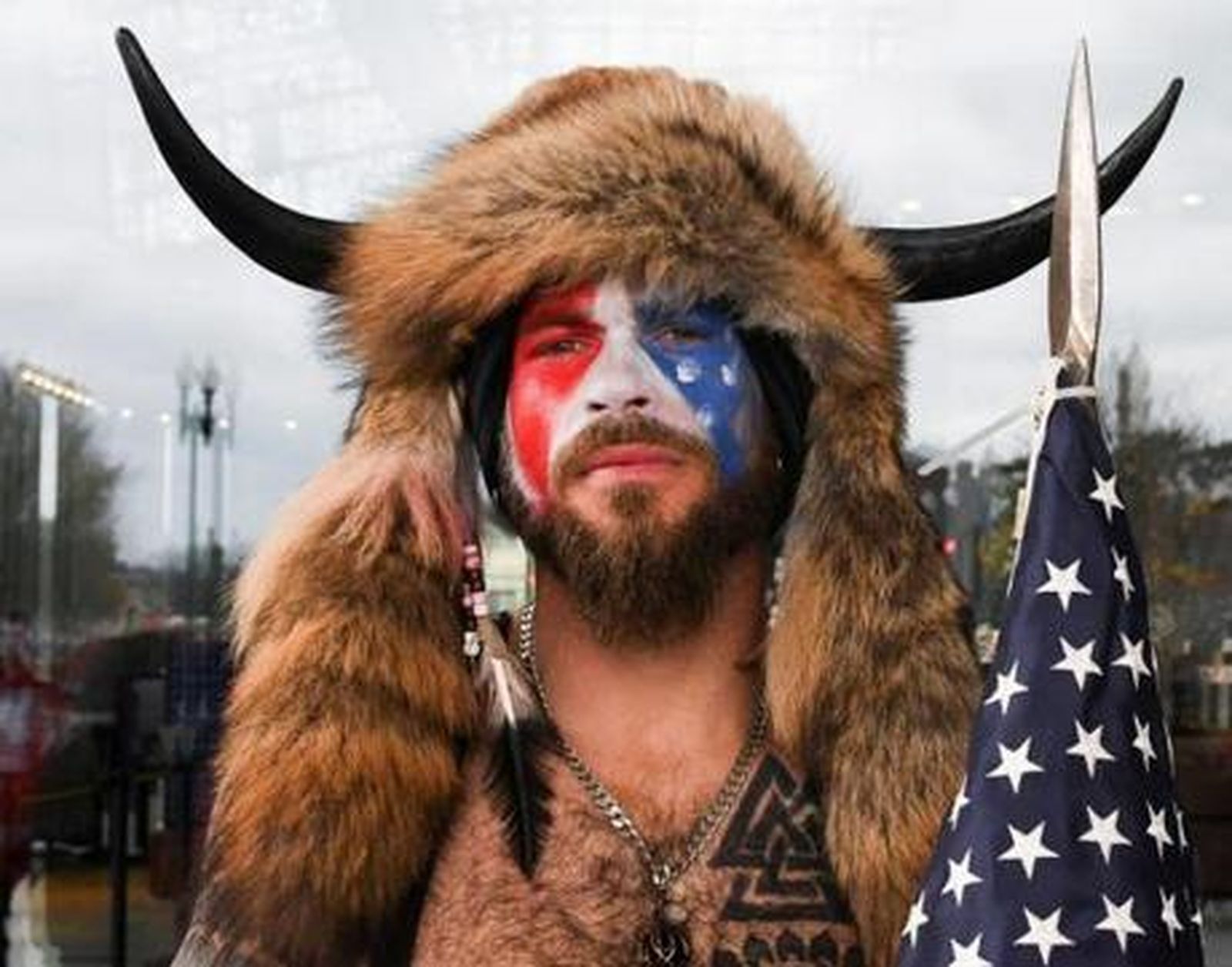 El disfraz de Jake Angeli, con una cabeza de cuernos de bisonte, la cara pintada con la bandera de Estados Unidos y sin camiseta, el más demandado por Carnaval.