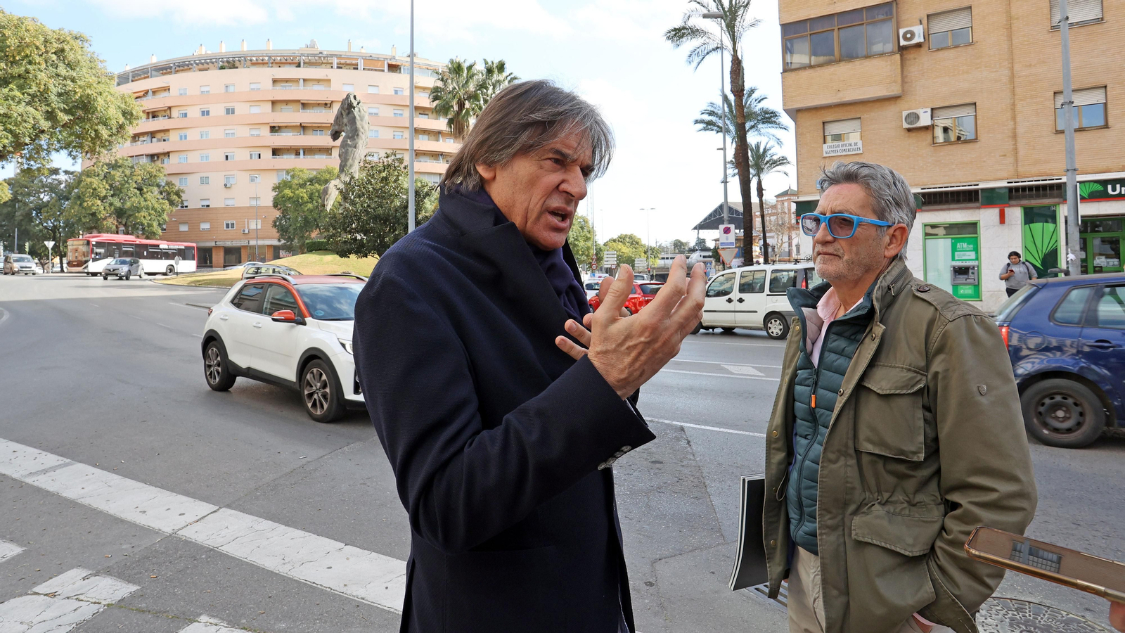 Visita de Víctor Ochoa con Pedro Pacheco a sus esculturas de Lola Flores y el Minotauro en Jerez