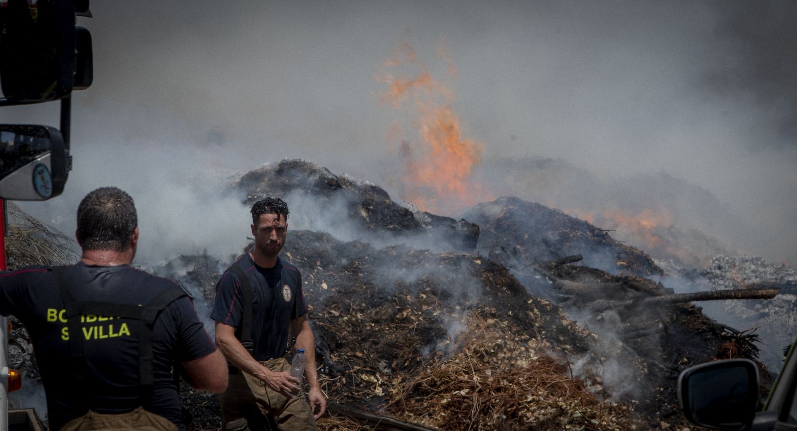 Bomberos de Sevilla extinguen un incendio en una empresa residuos vegetales