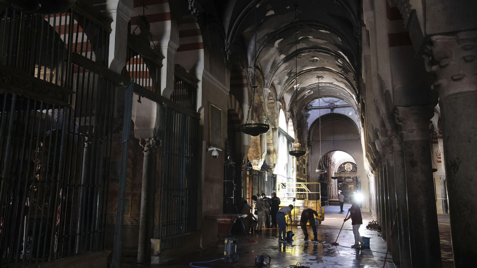 Interior de la Mezquita-Catedral afectado por el incendio del viernes 8