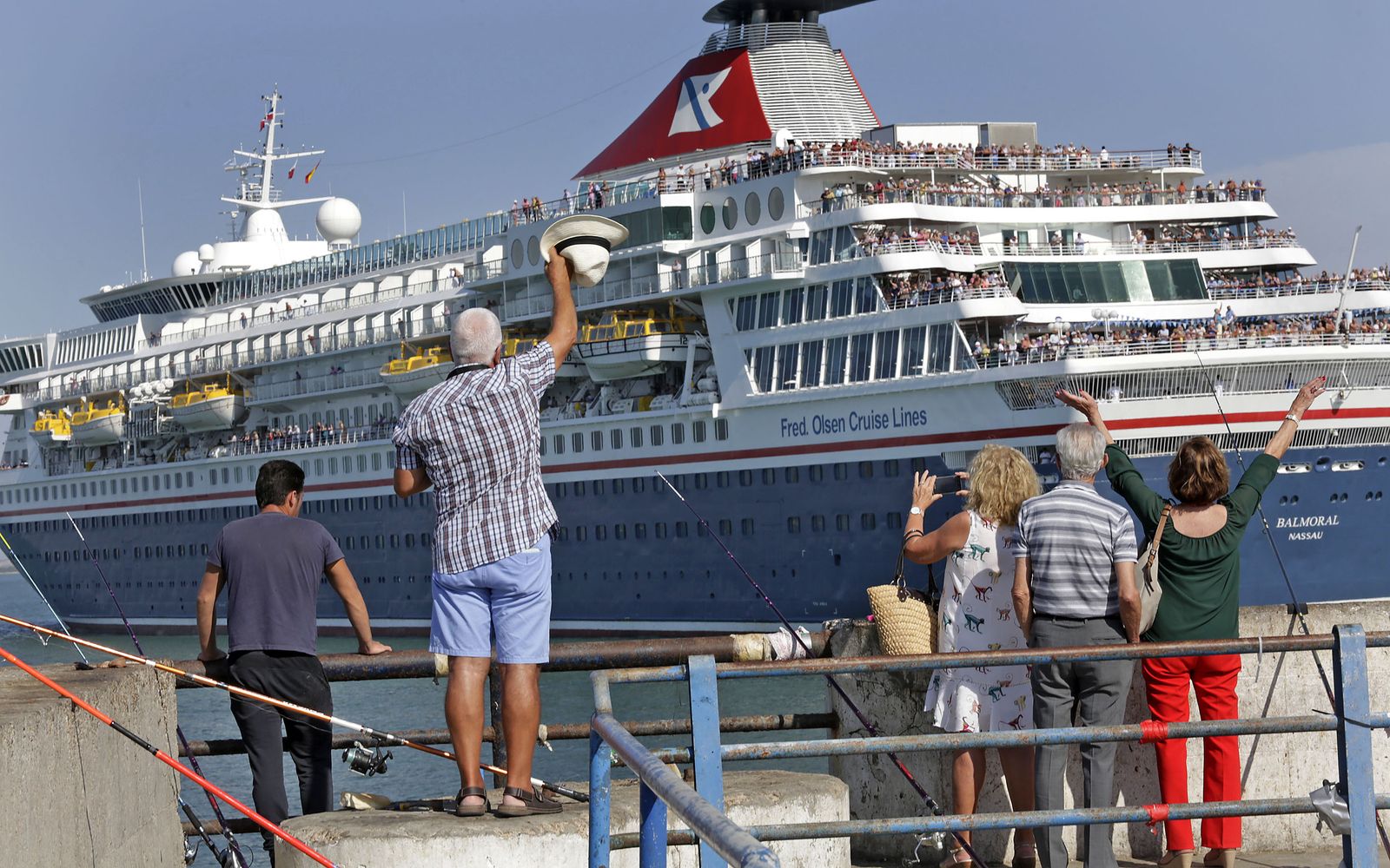 Ciudadanos despiden a un crucero.