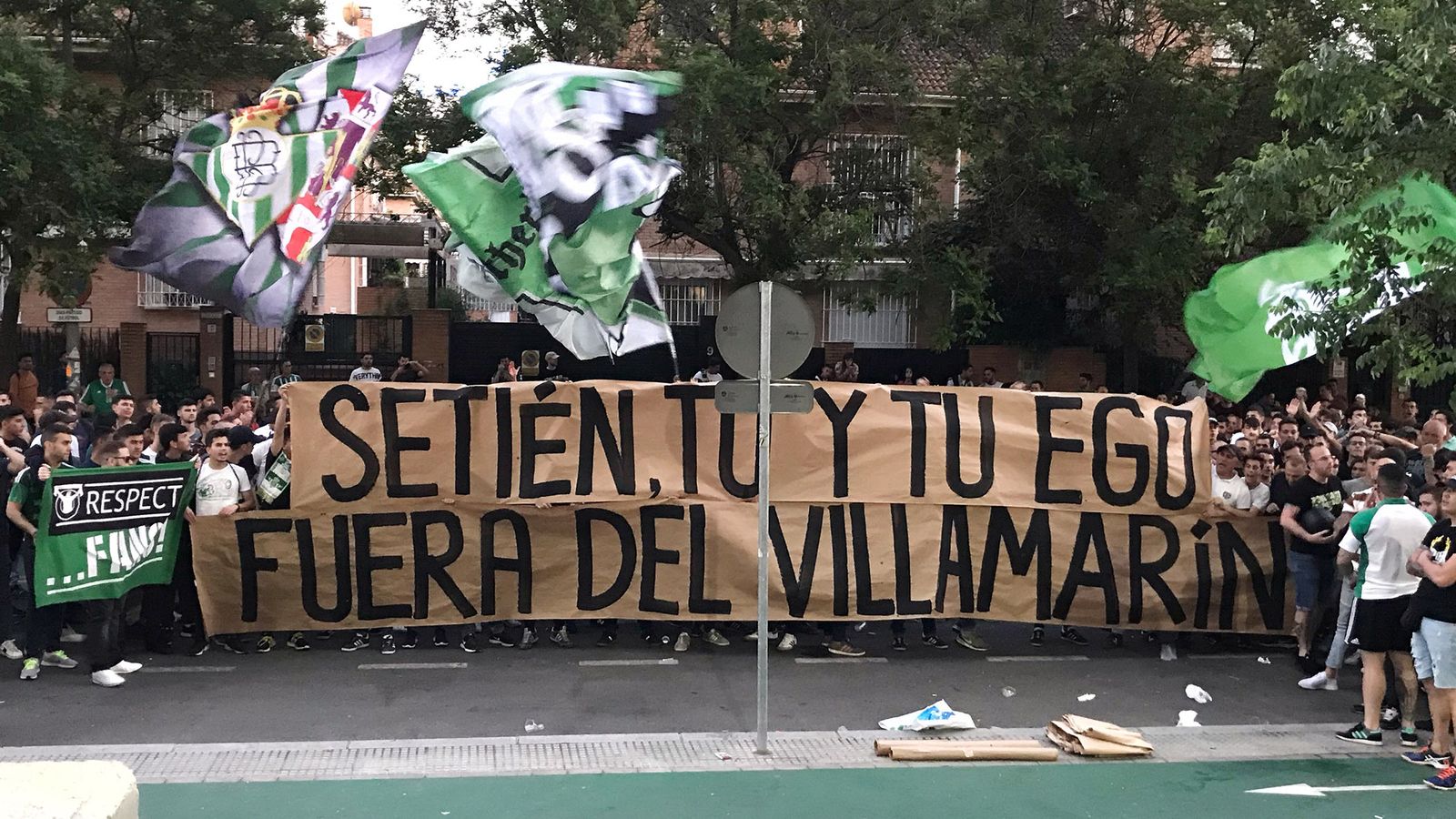 Parte de la afición del Betis se congrega en los aledaños del Benito Villamarín.