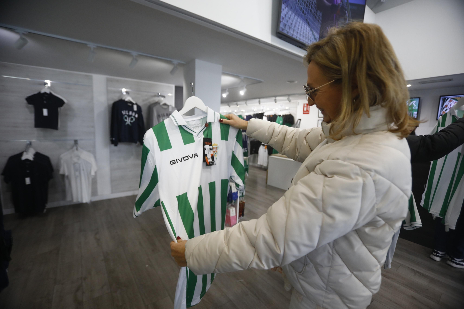 La venta de las equipaciones del Córdoba CF de esta temporada, en imágenes