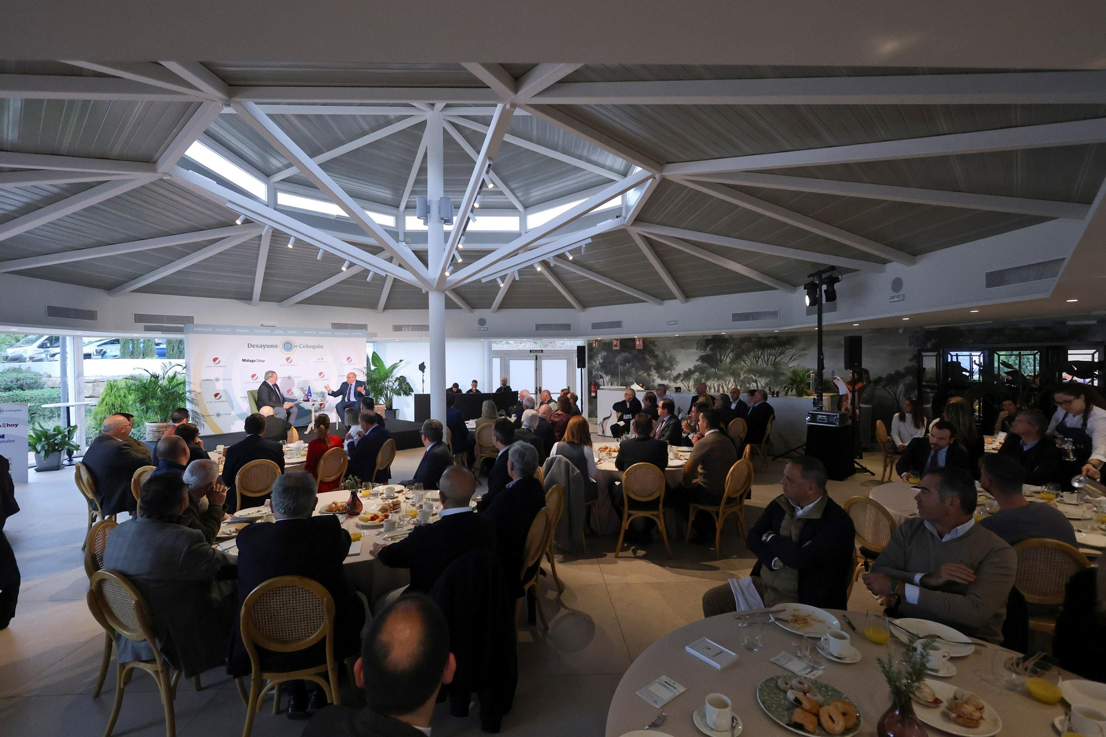 Las fotos que deja el desayuno-coloquio con el alcalde de Vélez-Málaga