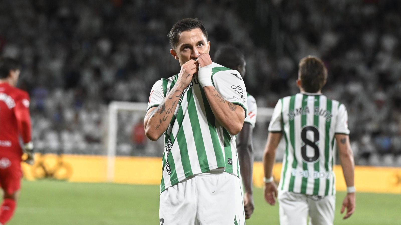 Carracedo besa el escudo del Córdoba CF tras su gol al Racing de Santander.