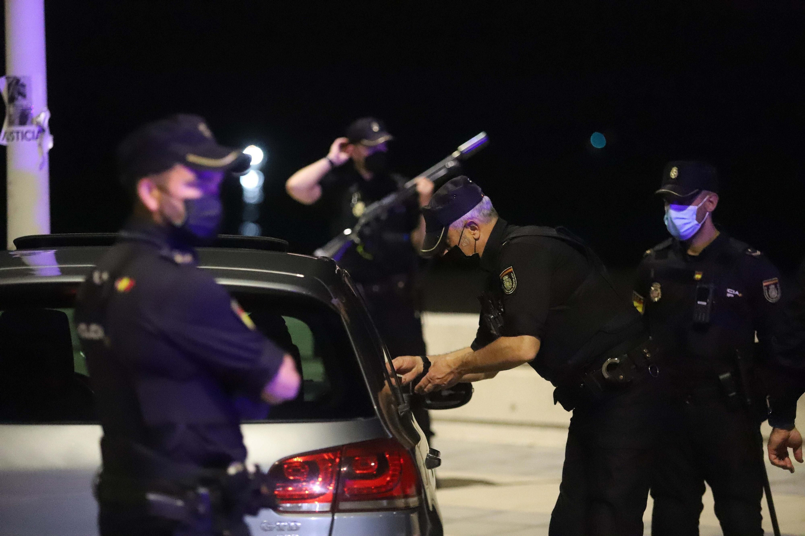 Un control policial en La Línea.