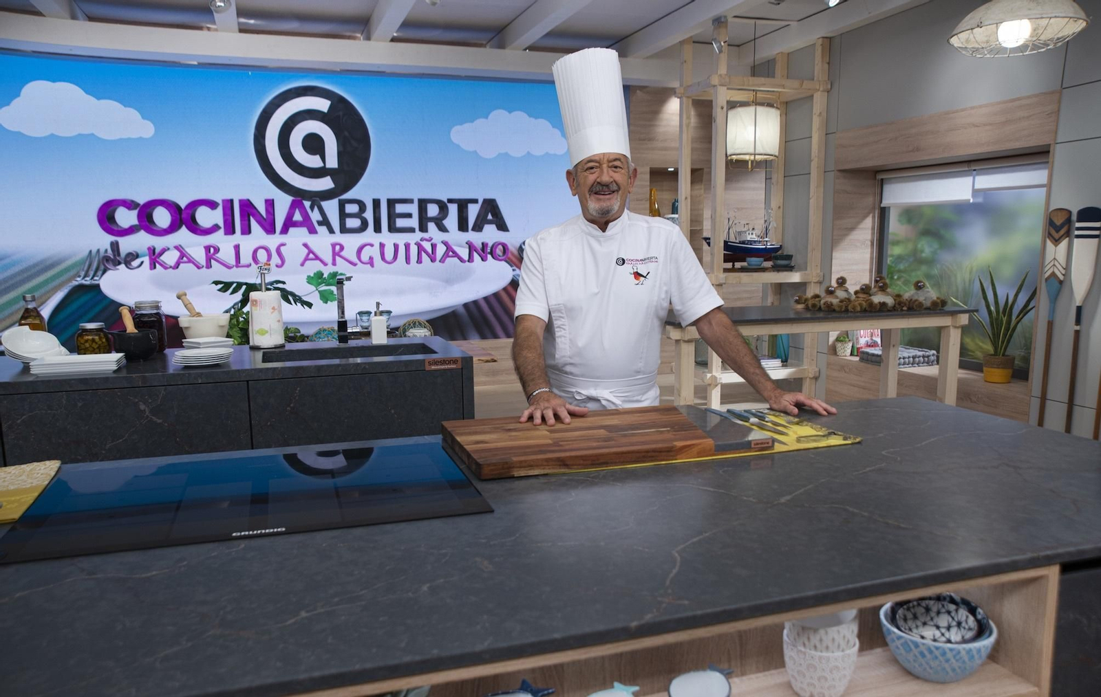 Karlos Arguiñano, con una cocina de Silestone Parisien Blue.
