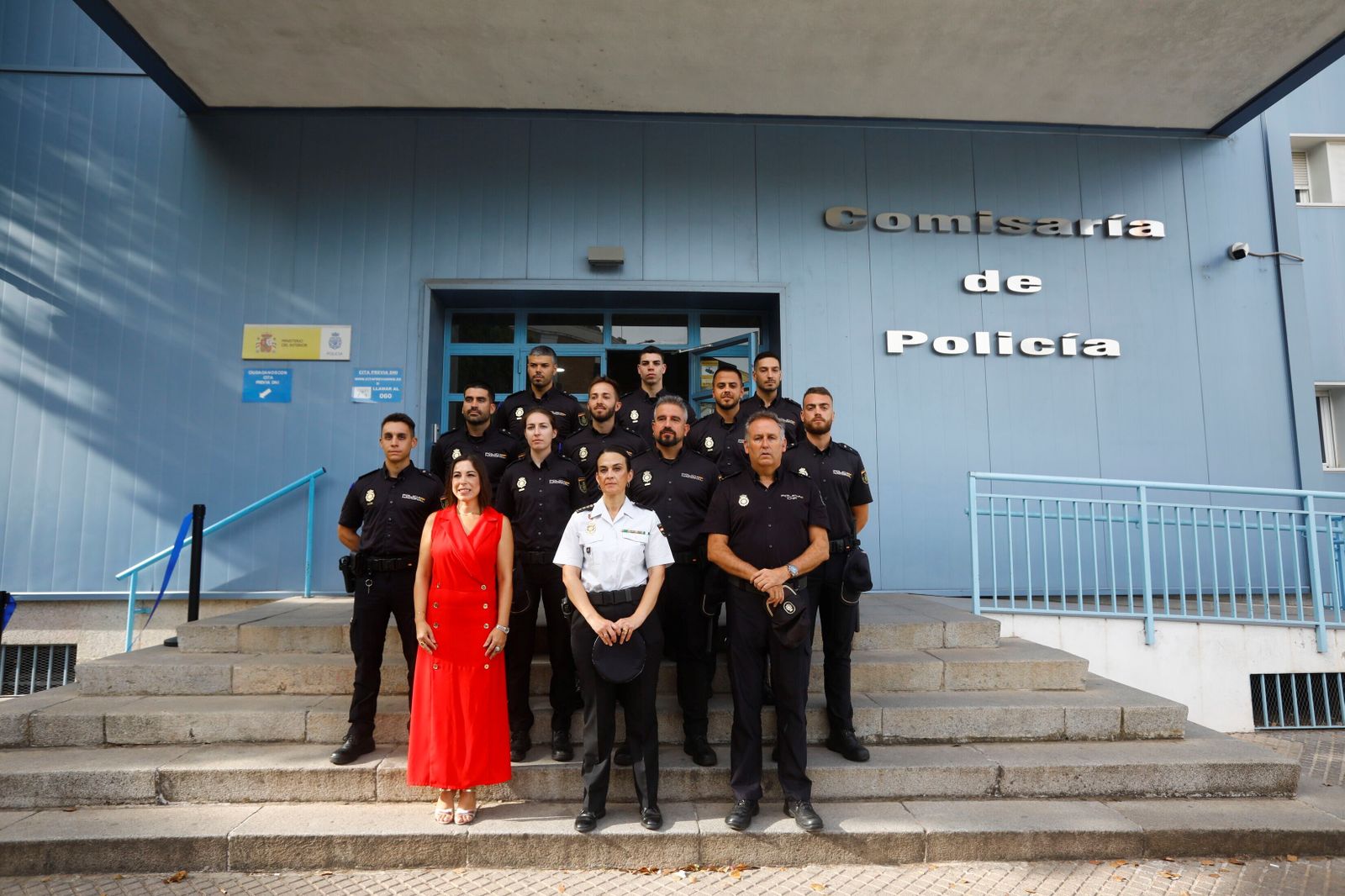 Los diez agentes en prácticas posan en la puerta de la Comisaría durante su presentación.