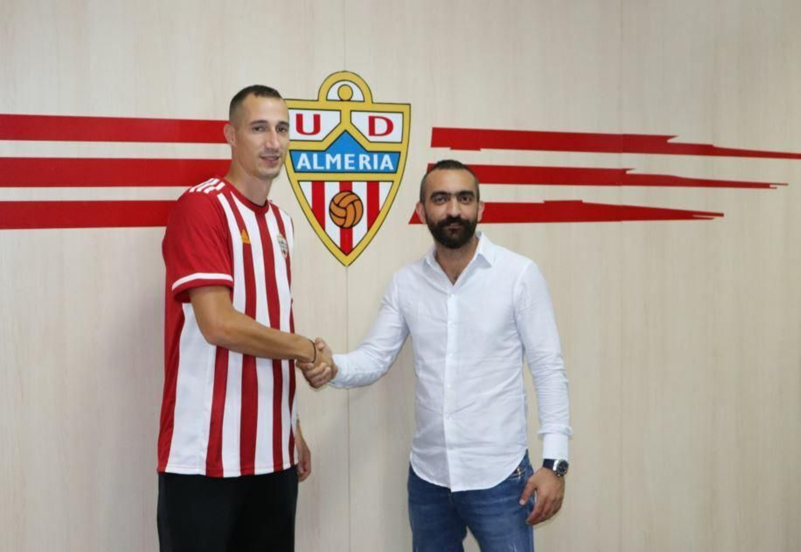 Petrovic, junto a El Assy.