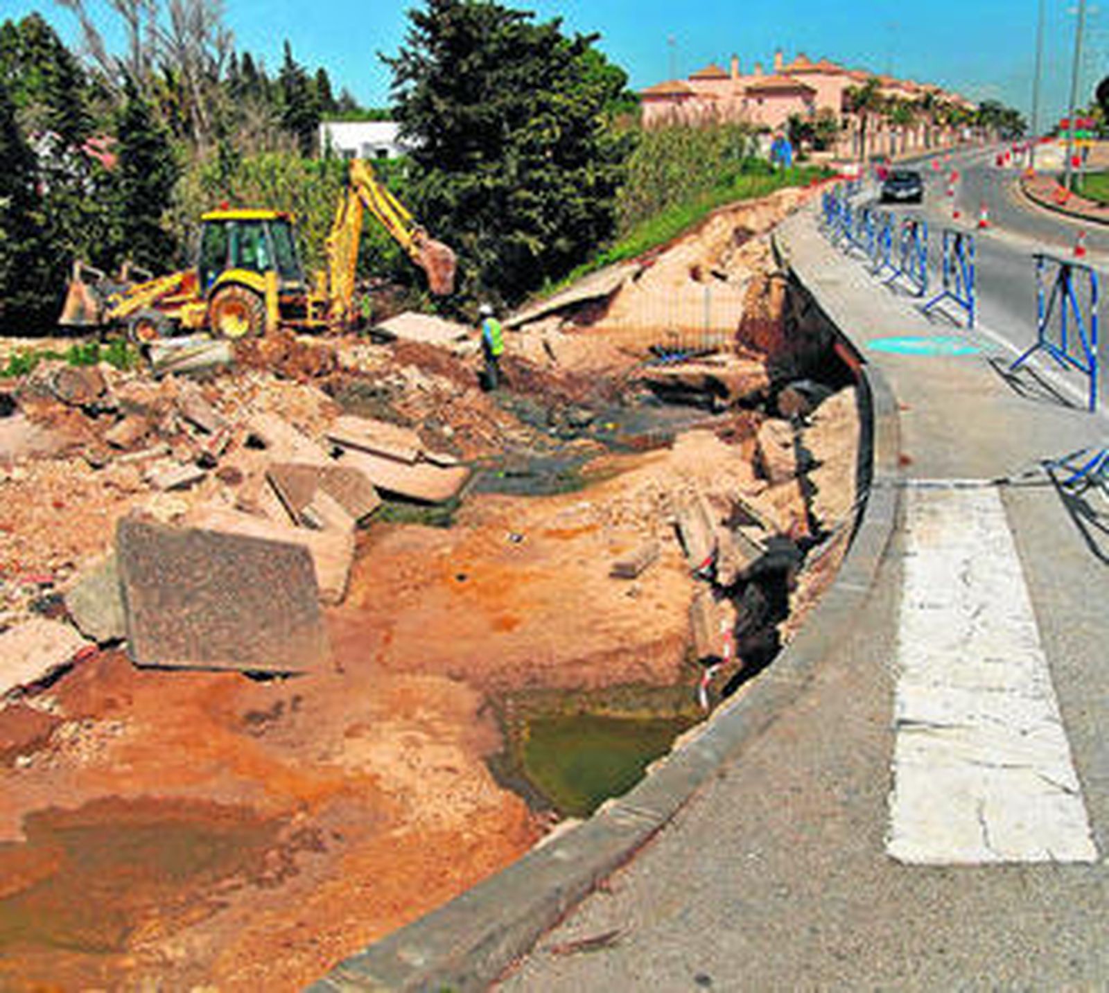 La maquinaria actuaba ayer sobre la zona dañada por las inundaciones.