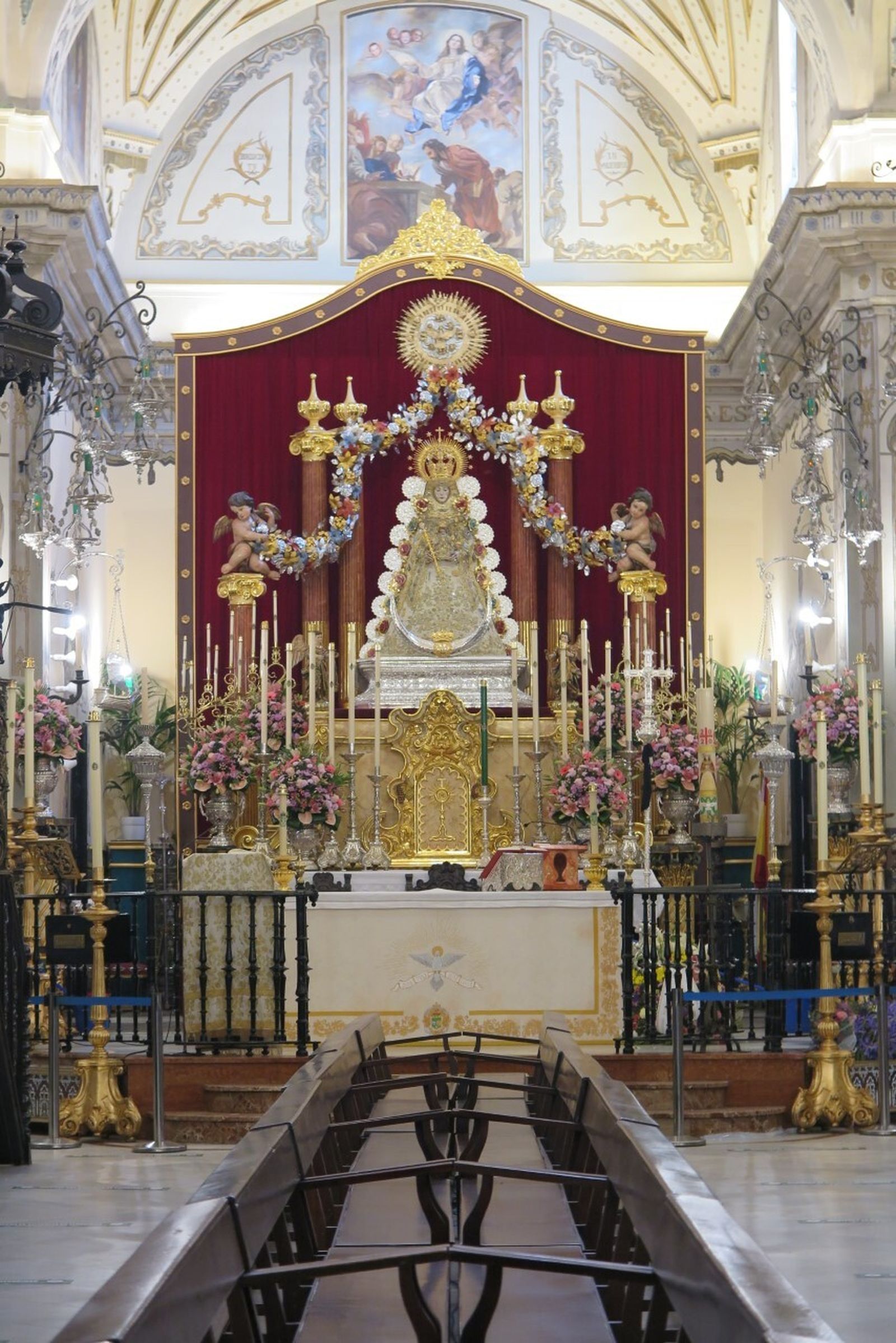 Altar de la Virgen del Rocío para celebrar este Pentecostés en la parroquia almonteña.