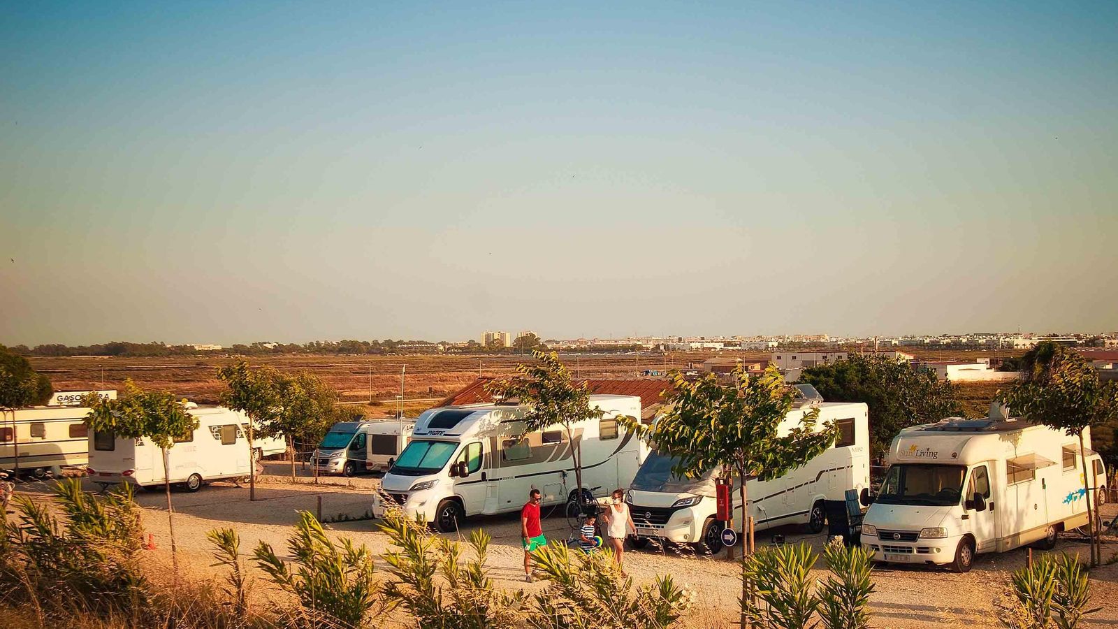 Varias autocaravanas en el Camper Park Playas de Luz, en Pozo del Camino Varias autocaravanas en el Camper Park Playas de Luz, en Pozo del Camino