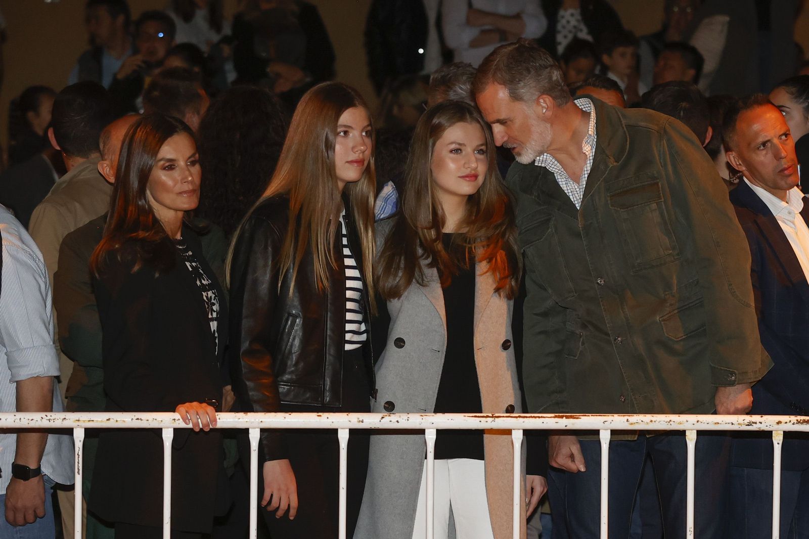 El Rey comenta con sus hijas la representación pasional, a su lado, la Reina