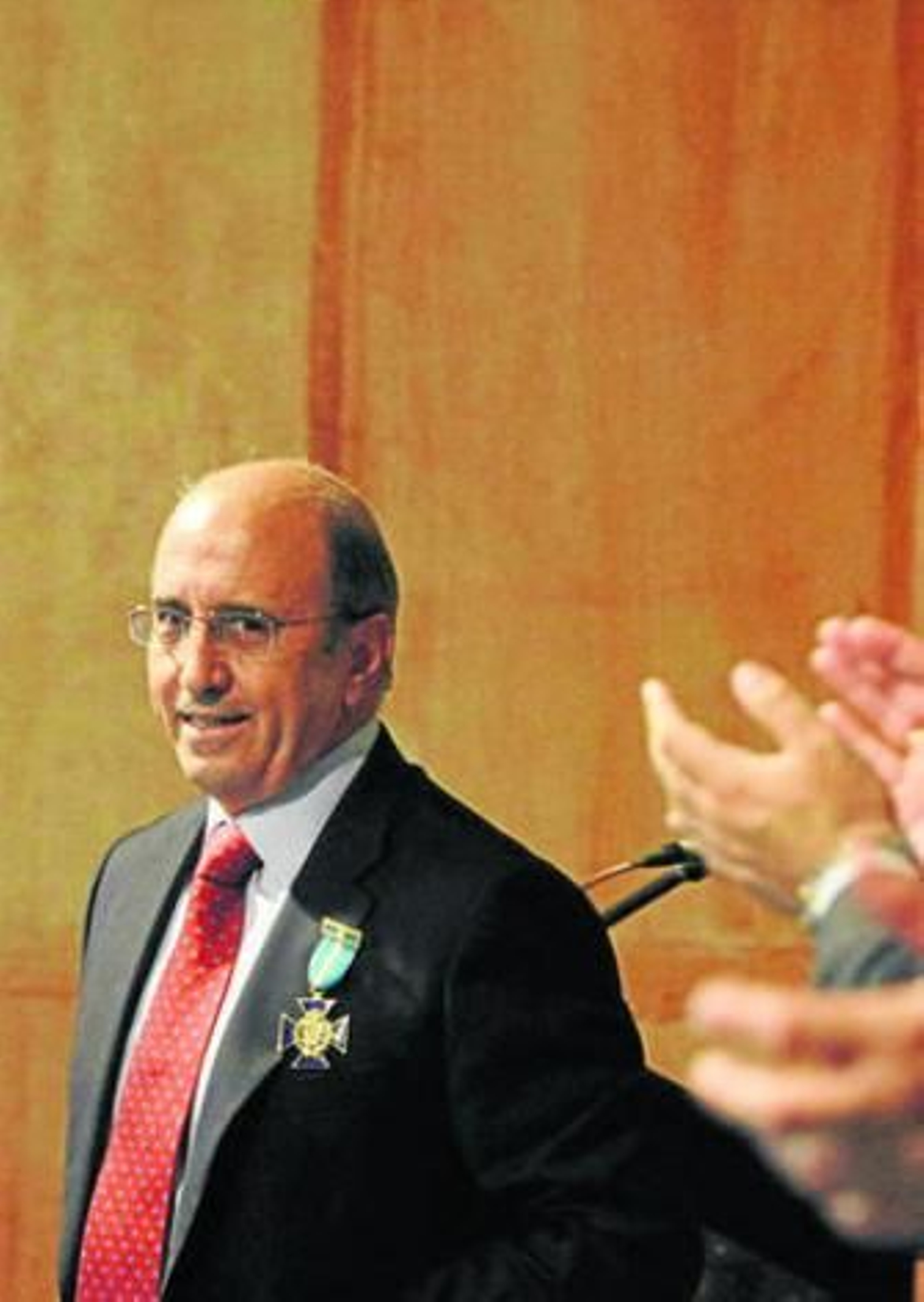 Villabona, al recibir la medalla de la Policía Local de Algeciras en septiembre.