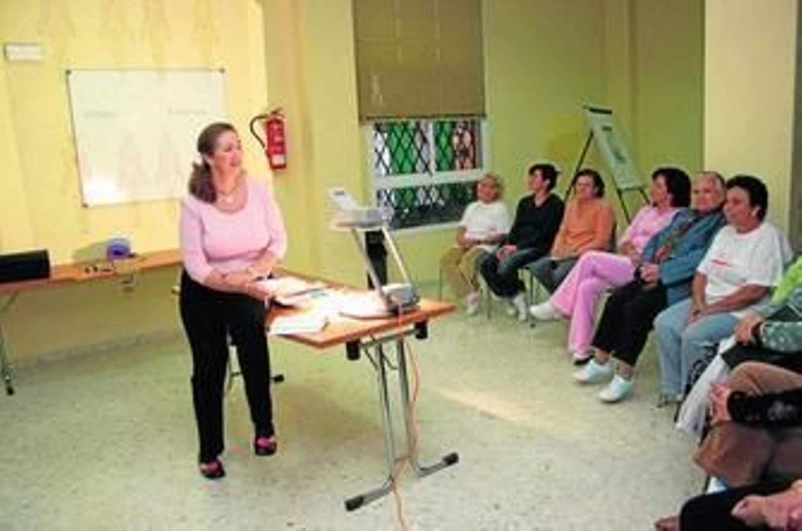 Una sexóloga explica a un grupo de mujeres las características de la menopausia en un taller.