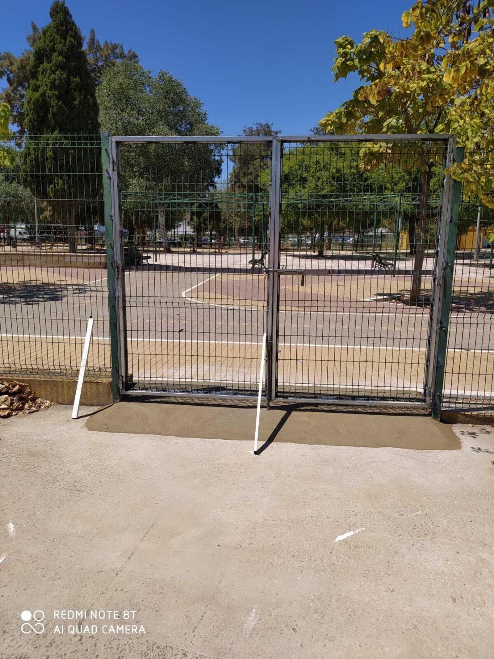 Cancela instalada con la que el colegio suma un acceso al que ya tenía.