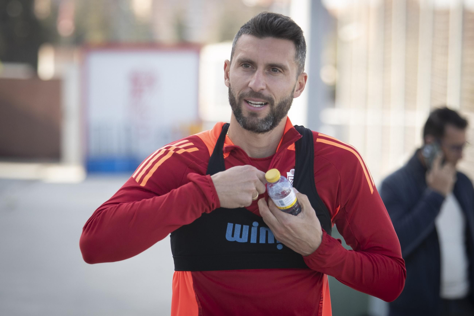 Borja Bastón en su primer entrenamiento con el Granada CF.