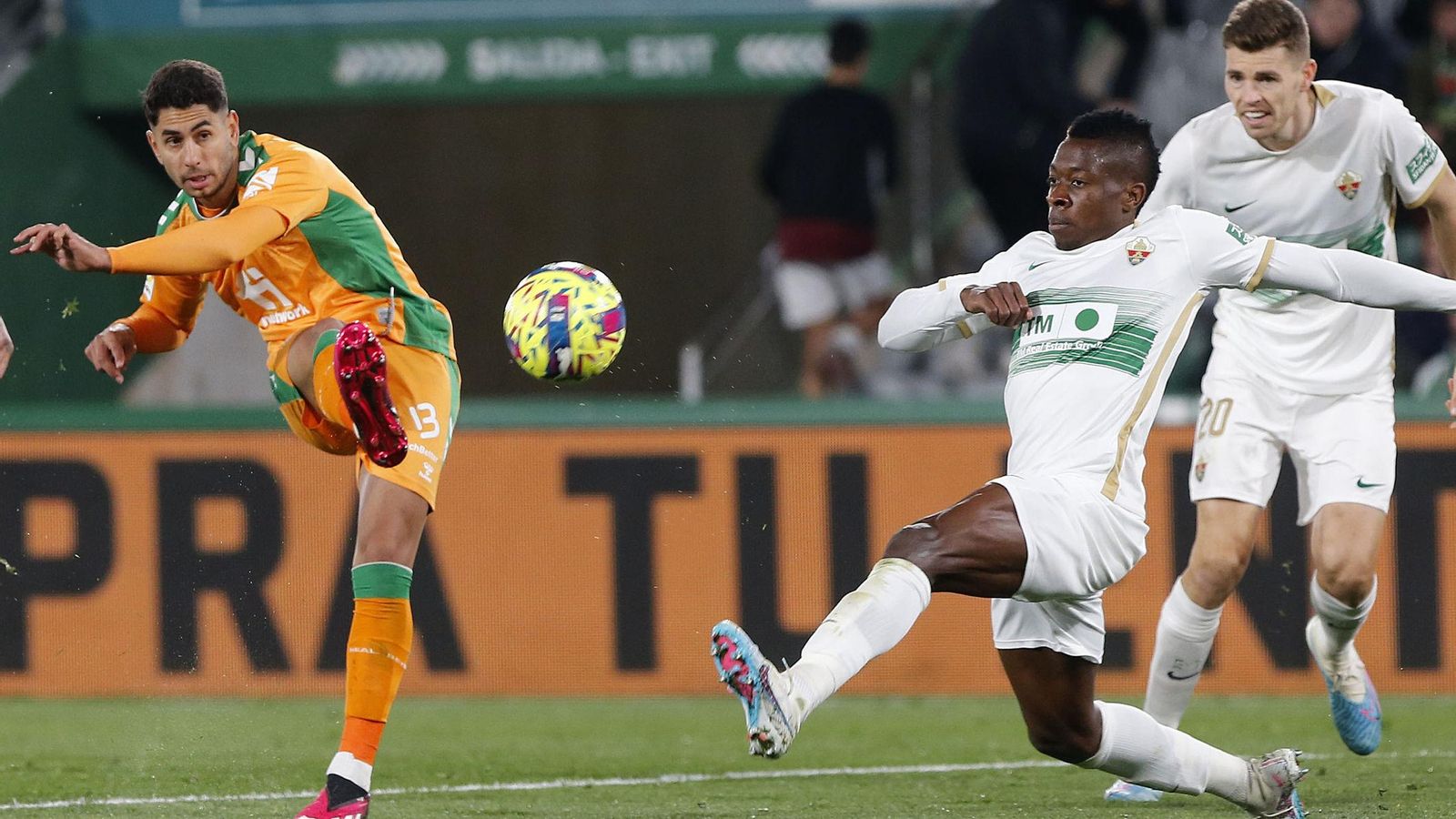 Ayoze lanza de rosca en una acción que paró Édgar Badía.