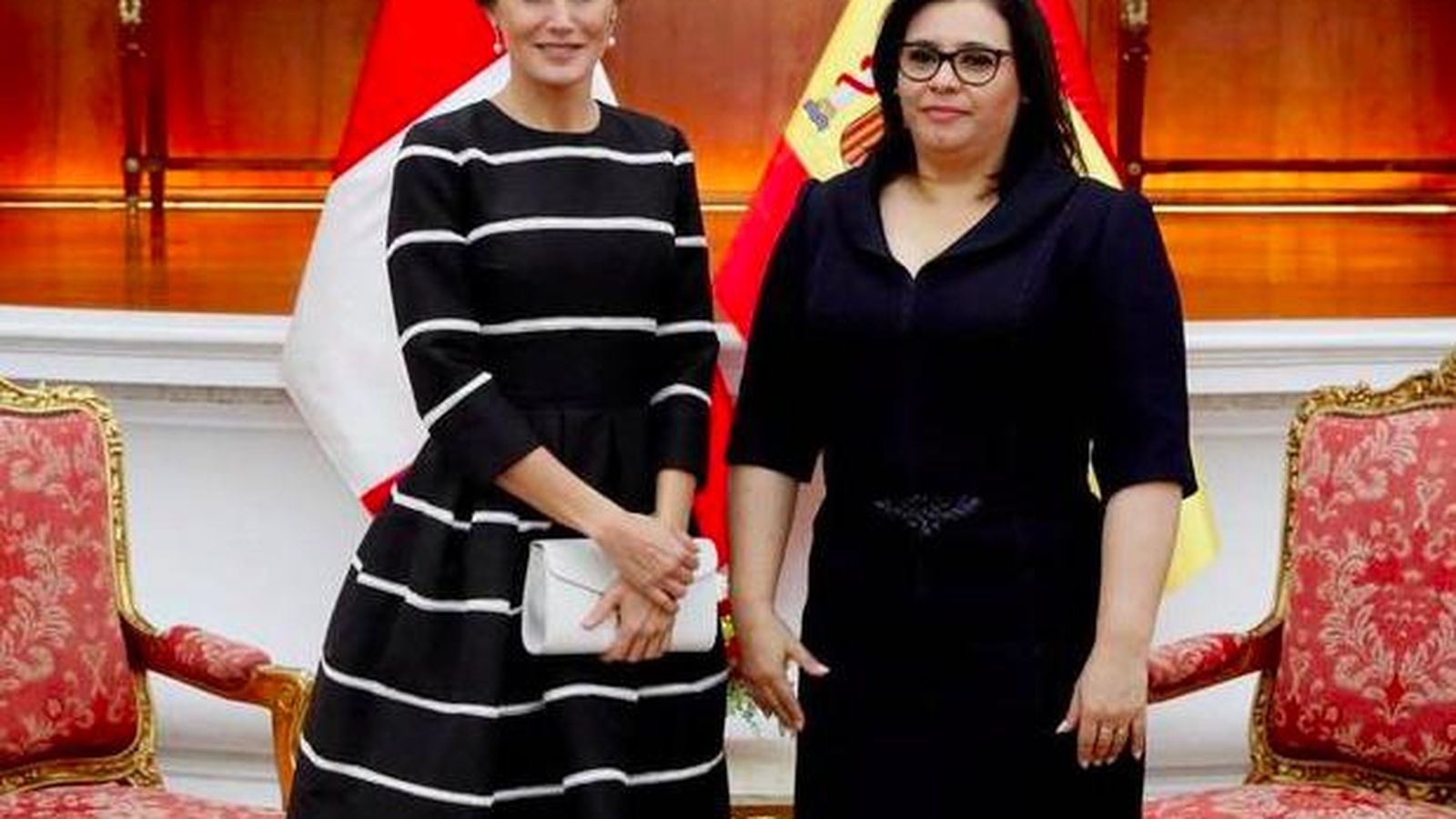 La Reina Letizia posa junto a Maribel Carmen Díaz, Primera Dama de Perú.