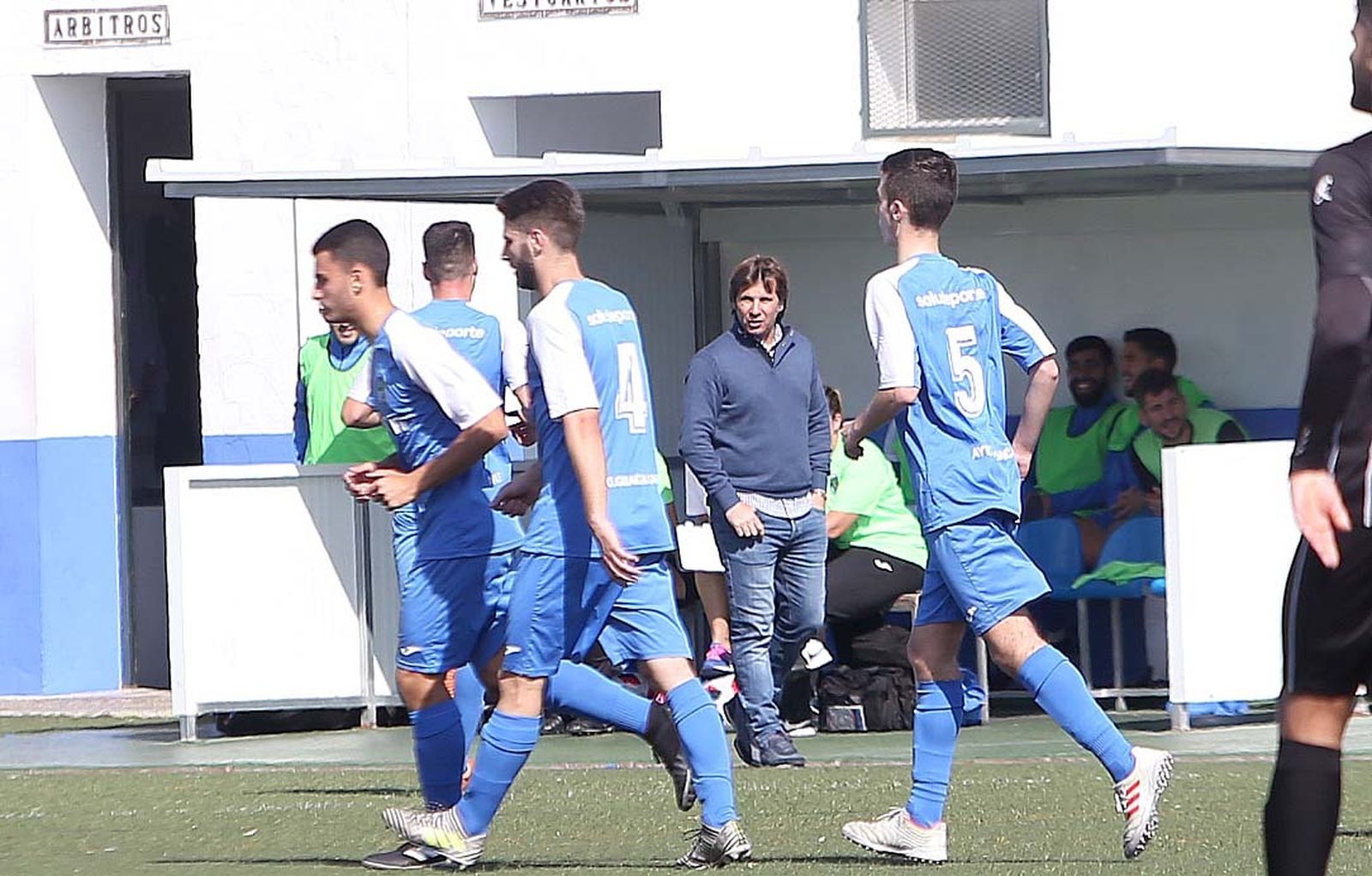 Jesús Mendoza, en la banda junto a Fran Jiménez tras el momentáneo 1-1.
