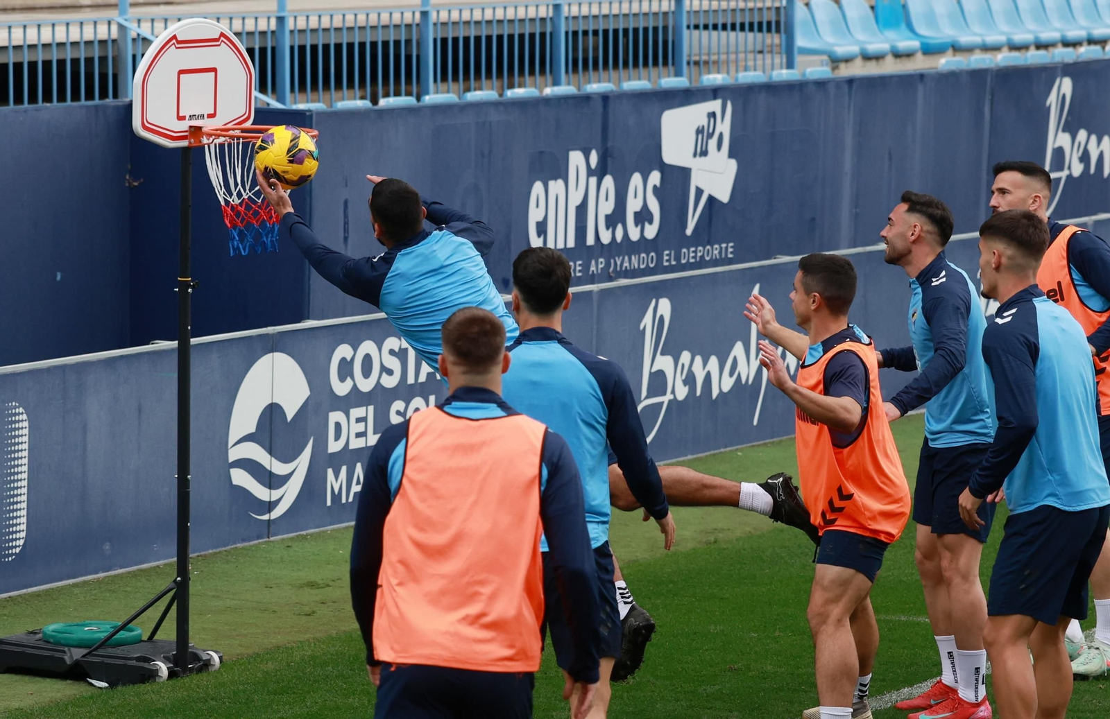 El Málaga CF se divierte con baloncesto en La Rosaleda antes de medirse al Racing de Ferrol