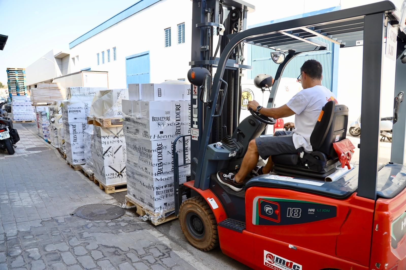 Los últimos preparativos para la Feria de Málaga, en imágenes.