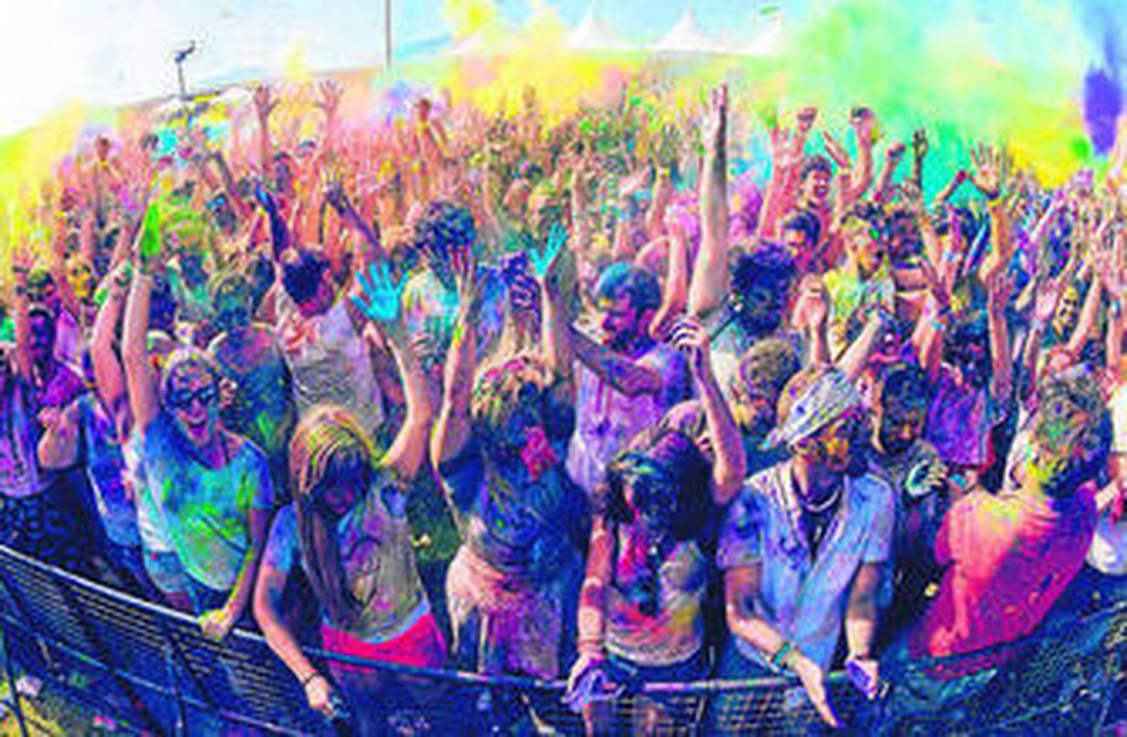 Jóvenes disfrutando de las actuaciones de este festival.