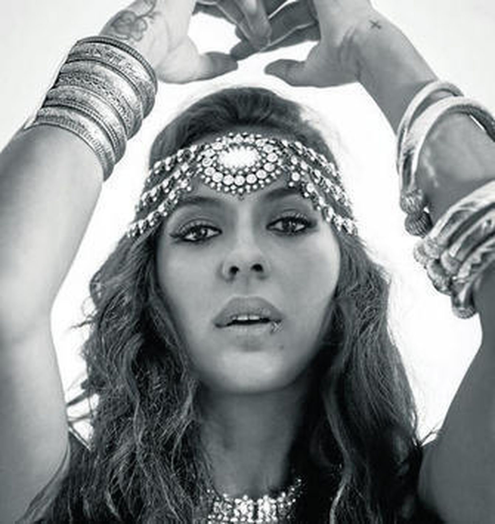 Alba Molina, en una de las imágenes de su álbum.