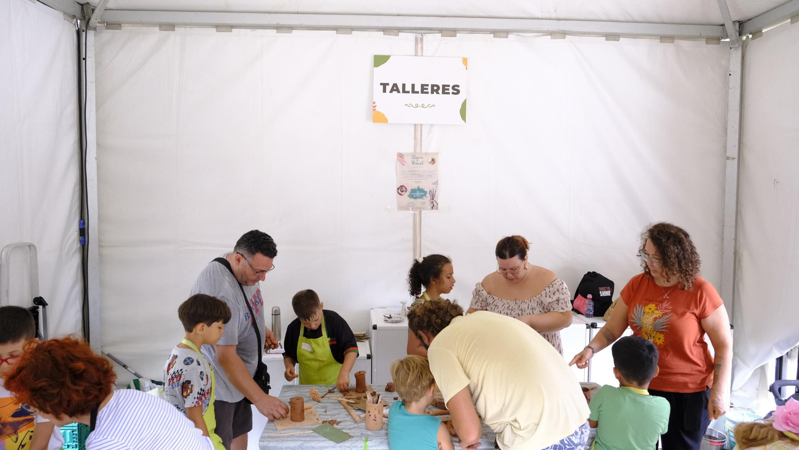 Las imágenes de los talleres familiares de cerámica en la Feria de Almería 2025