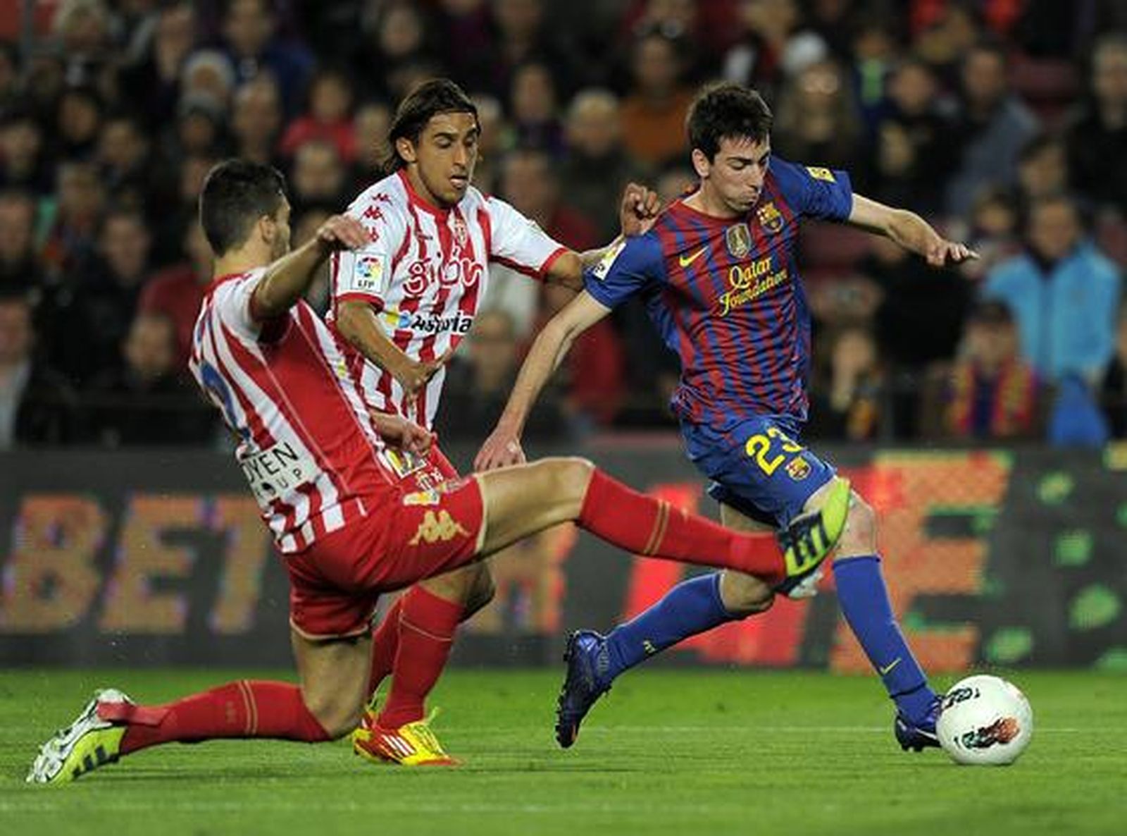 El Barcelona sufre para ganar con diez al Sporting de Gijón. / AFP