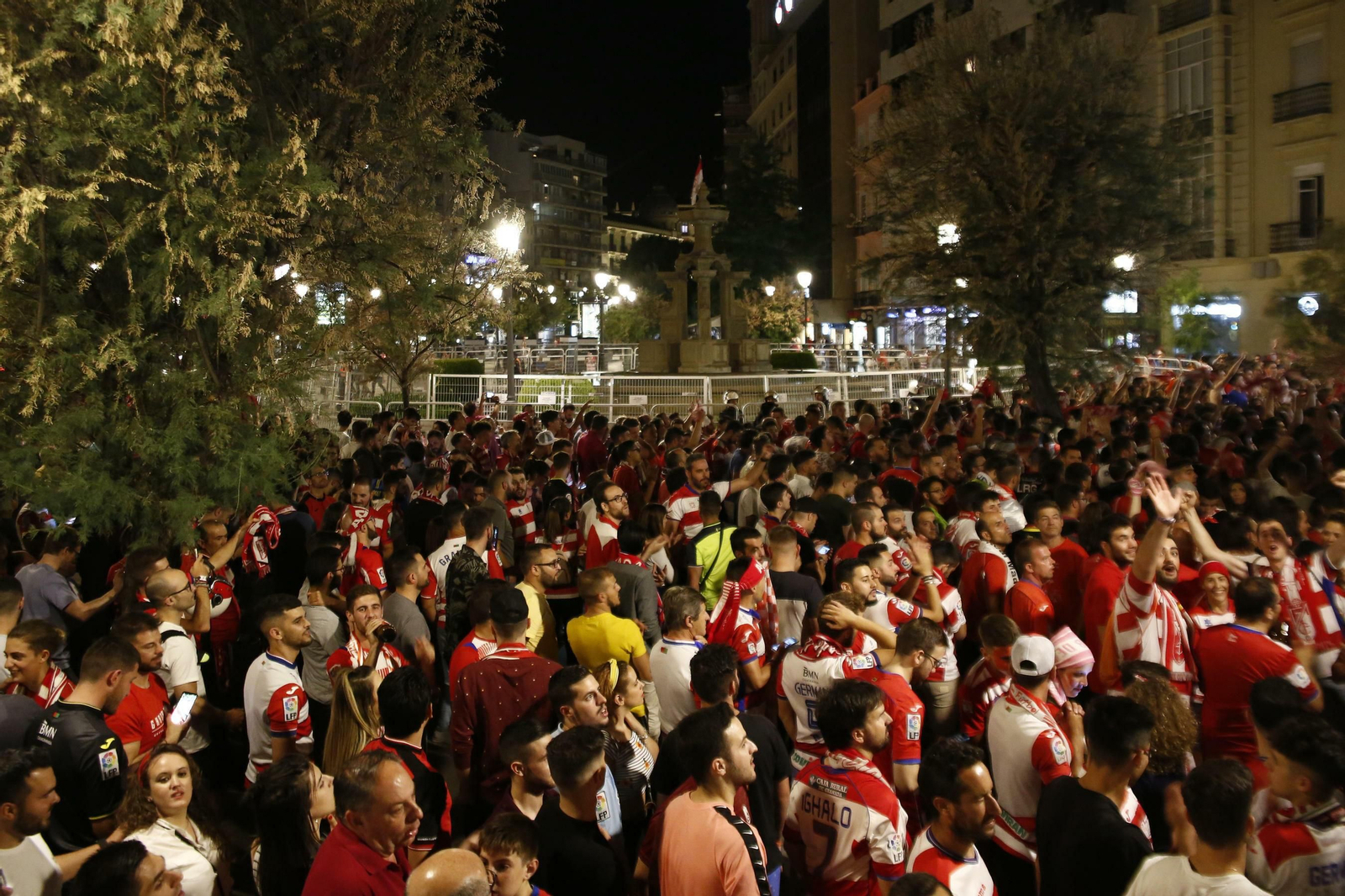 Las mejores imágenes de cómo Granada celebró el ascenso en la Fuente de las Batallas